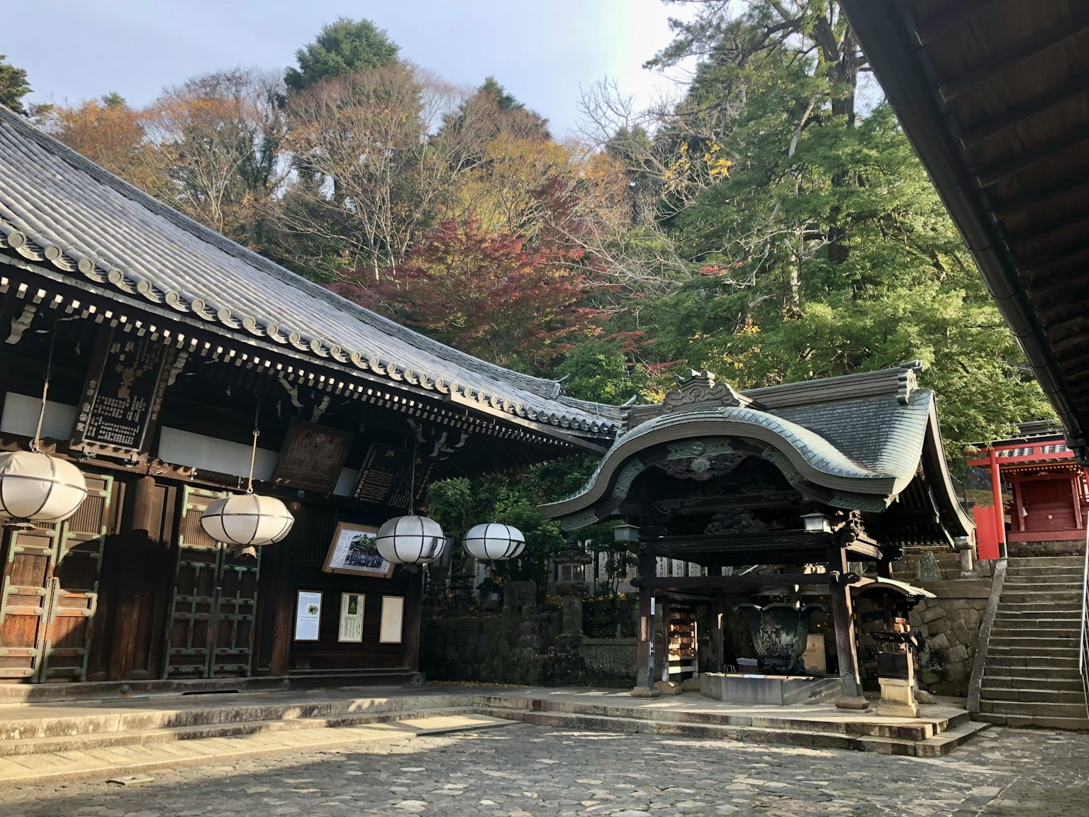 寧靜的日本神社庭院特色傳統建築和燈籠