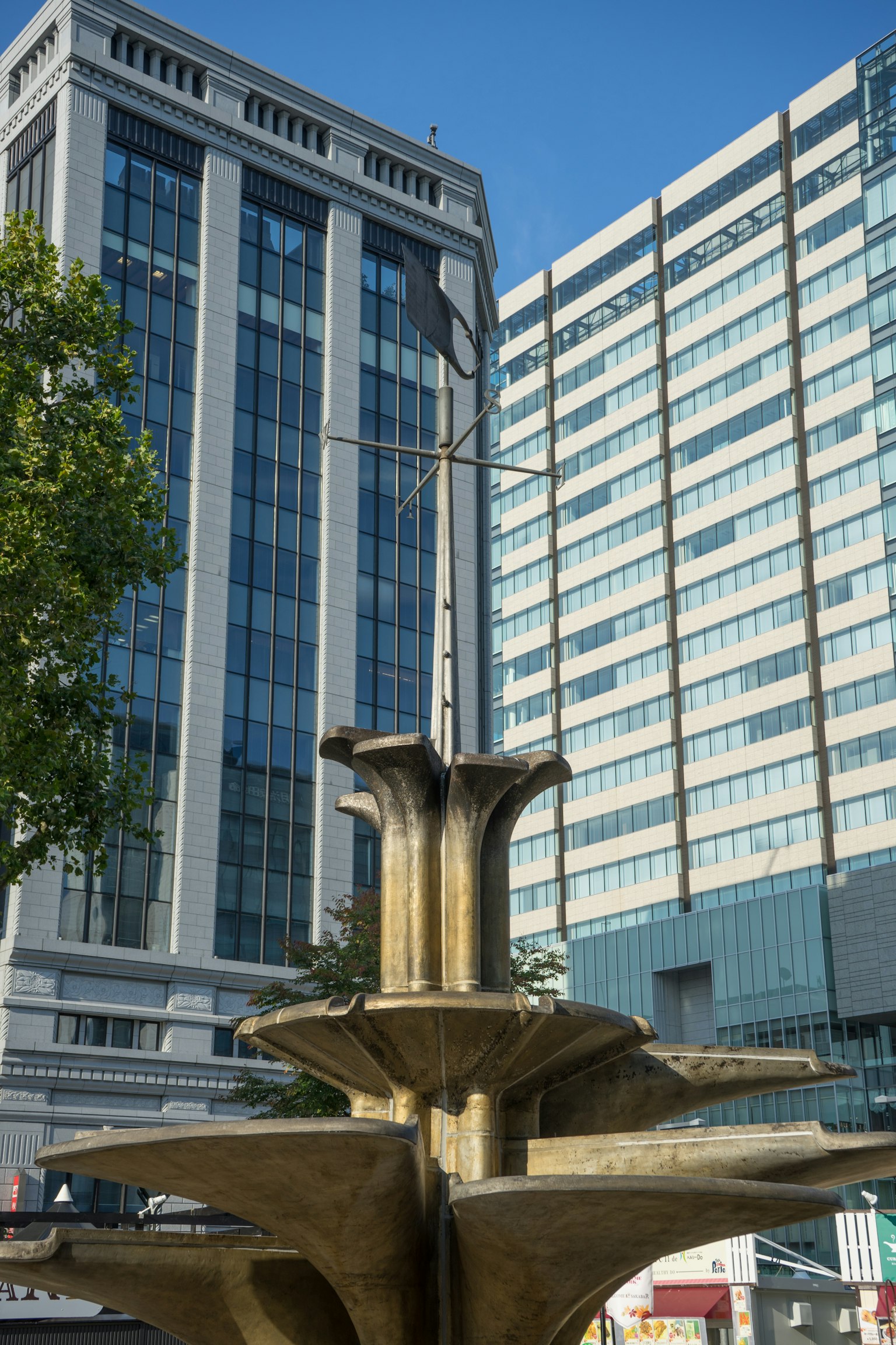 Stadtbrunnen mit modernen Gebäuden im Hintergrund