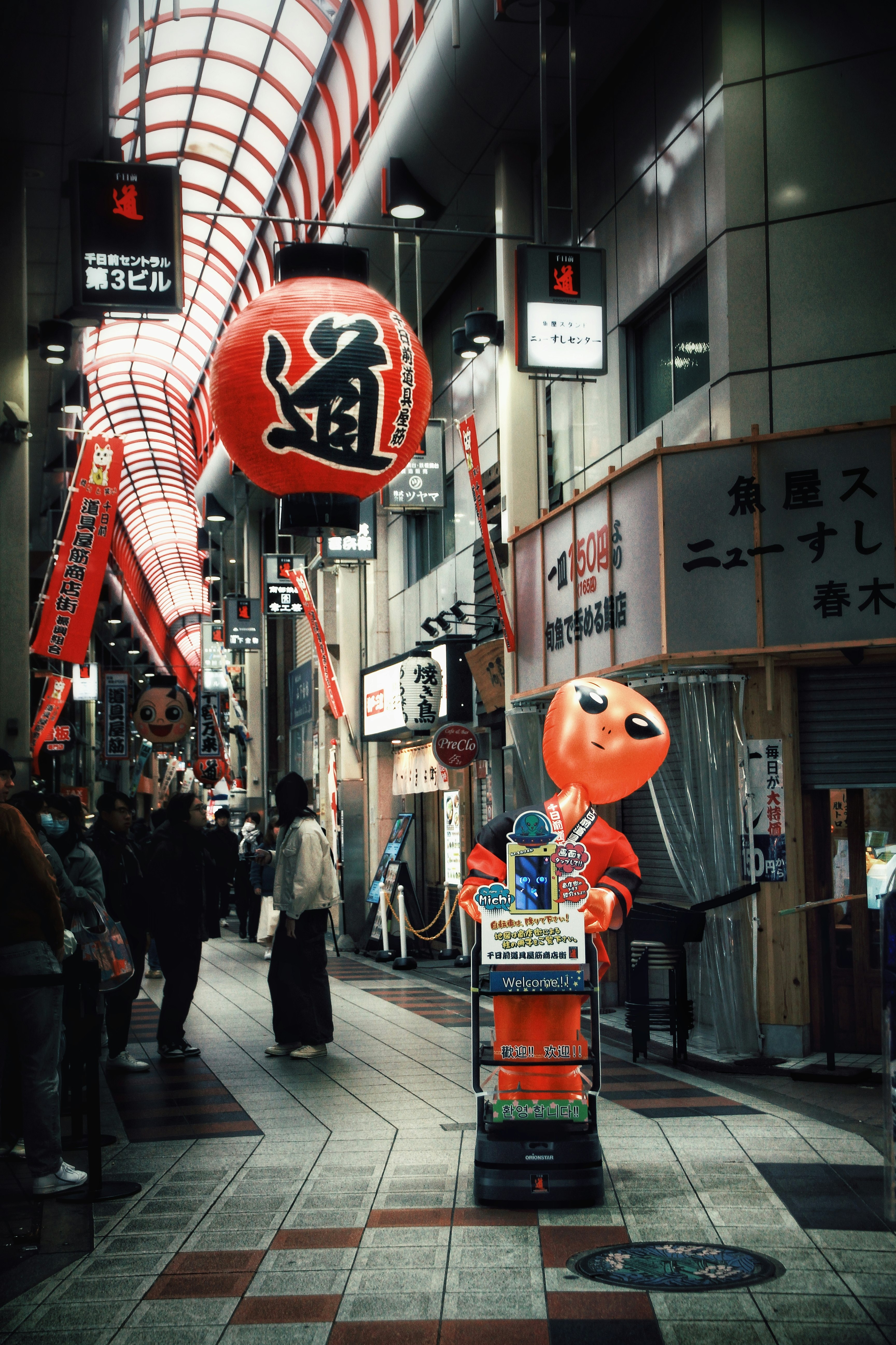 大阪の商店街のアーケードと道沿いの人形ディスプレイ