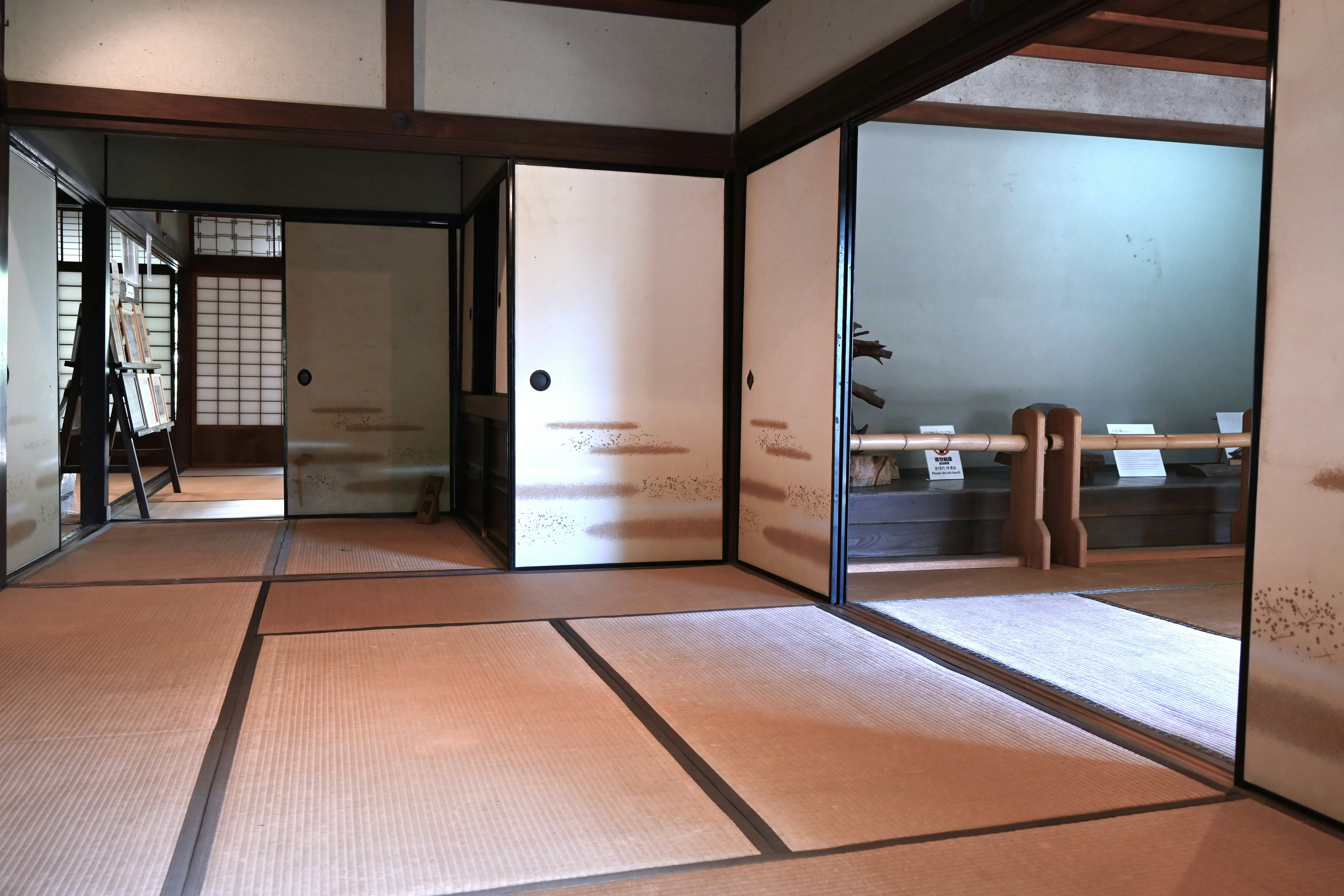 柳生の里の家老屋敷にある畳敷きの和室と障子の間