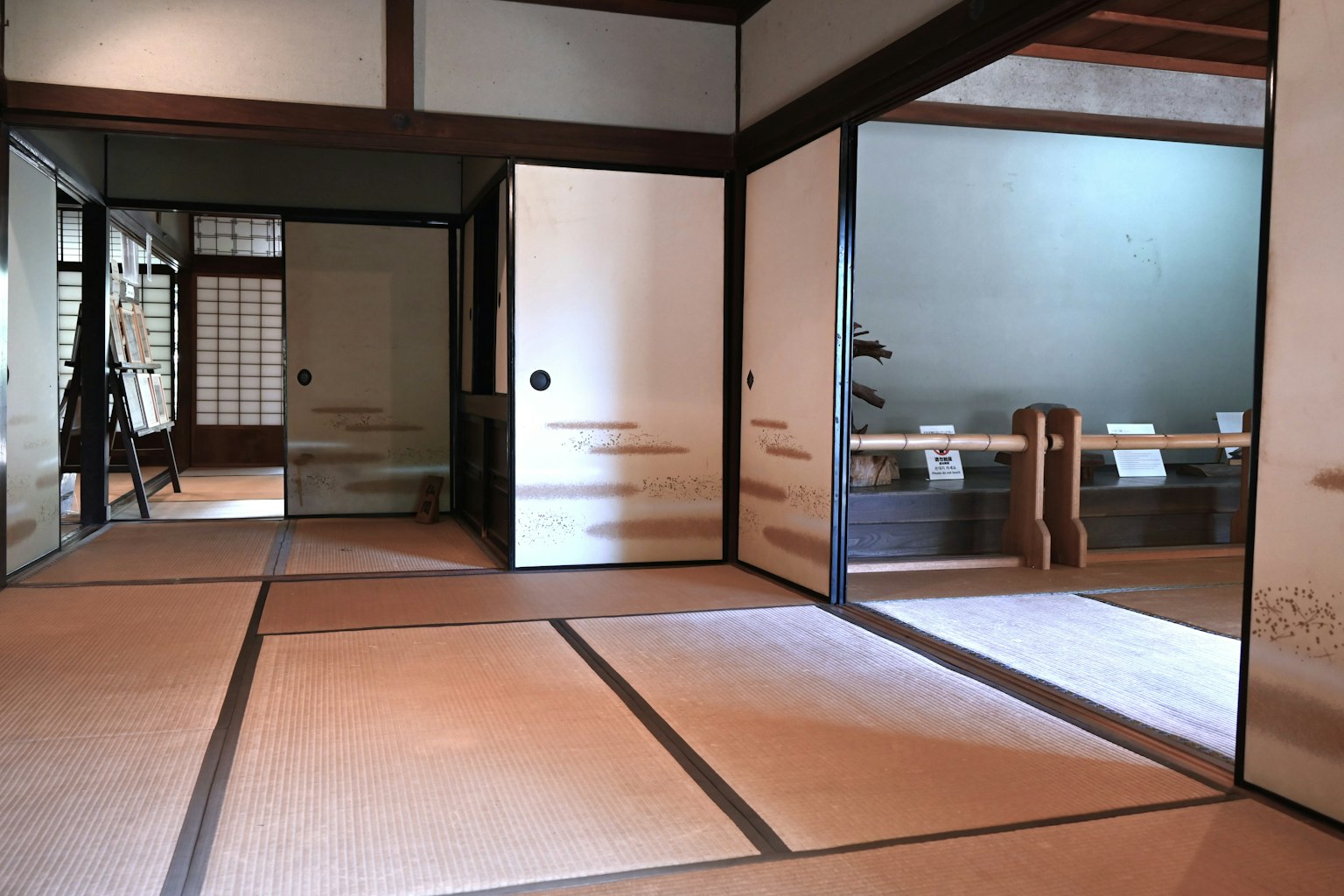 Interior ruang tradisional Jepang dengan lantai tatami dan pintu geser shoji