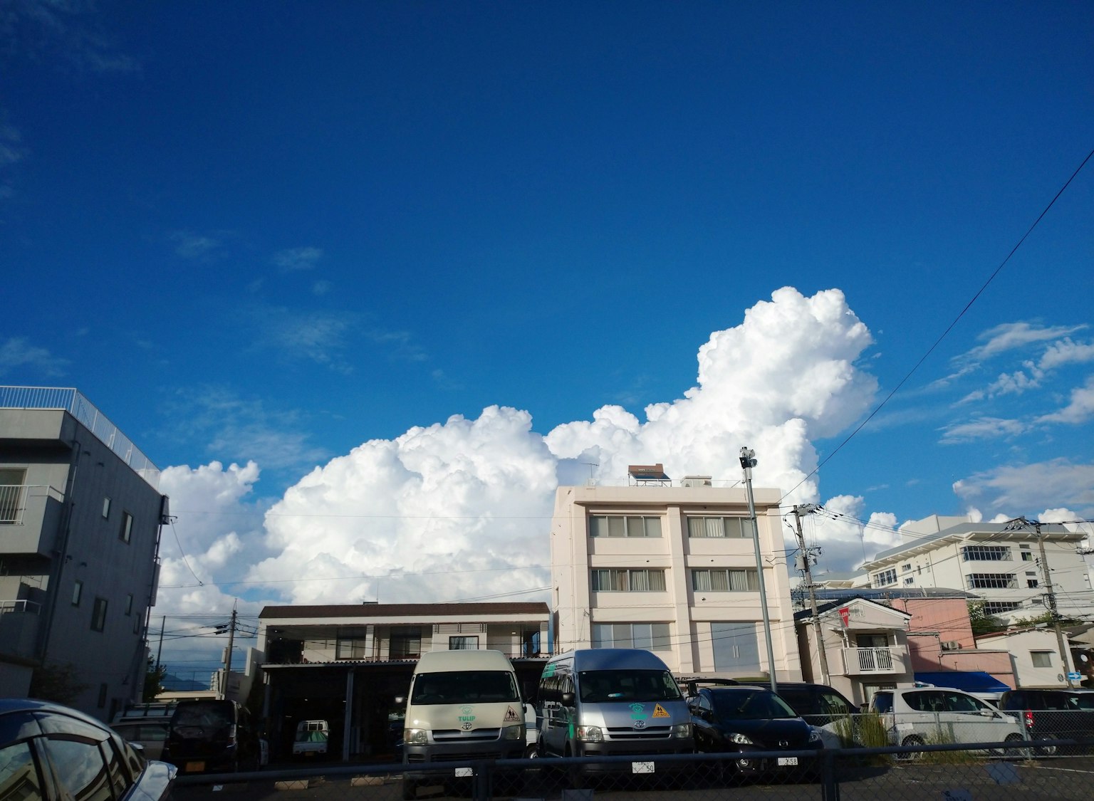 城市風景，藍天和蓬鬆的白雲
