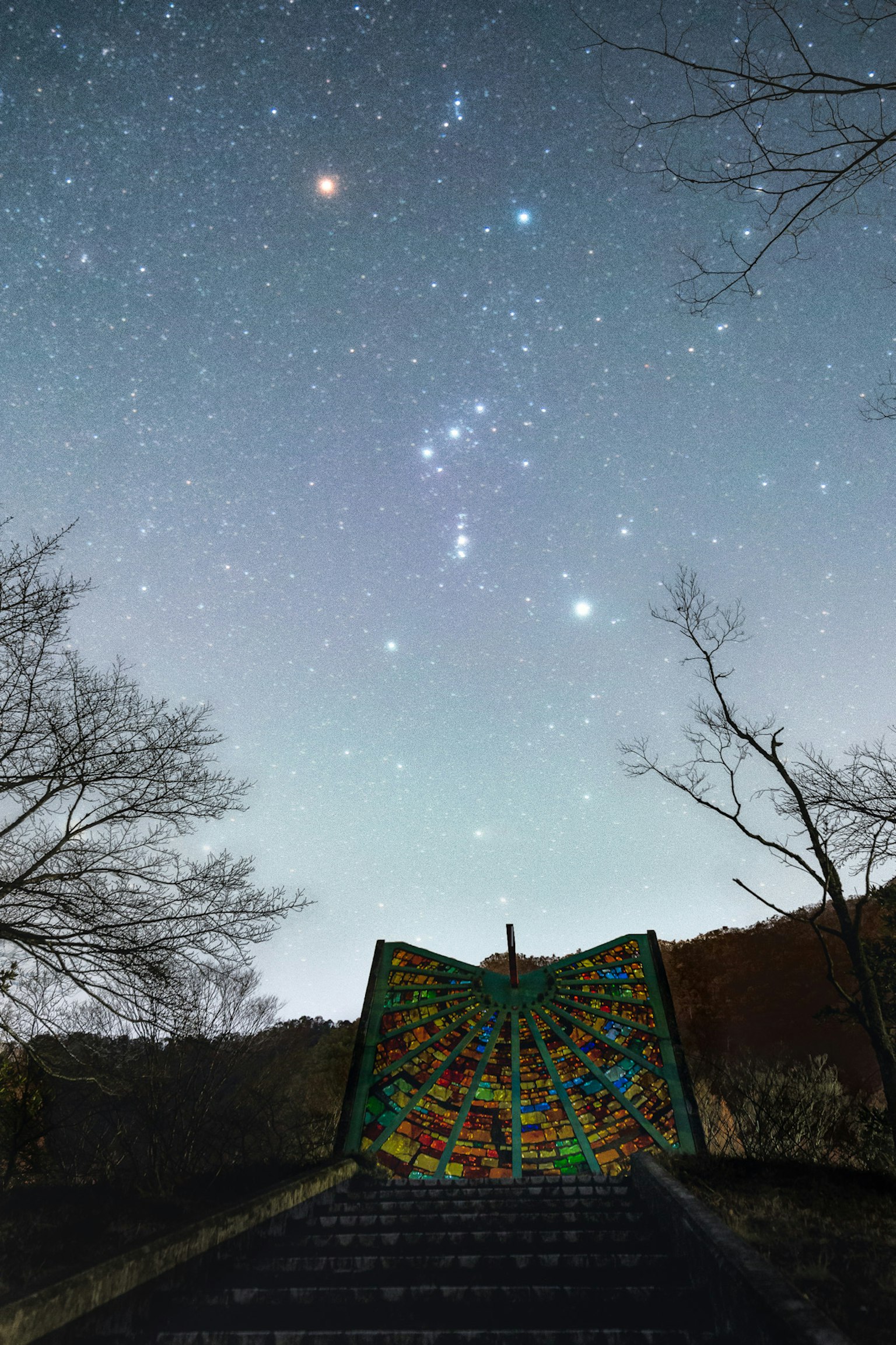 色彩繽紛的藝術牆在星空背景下和可見星座