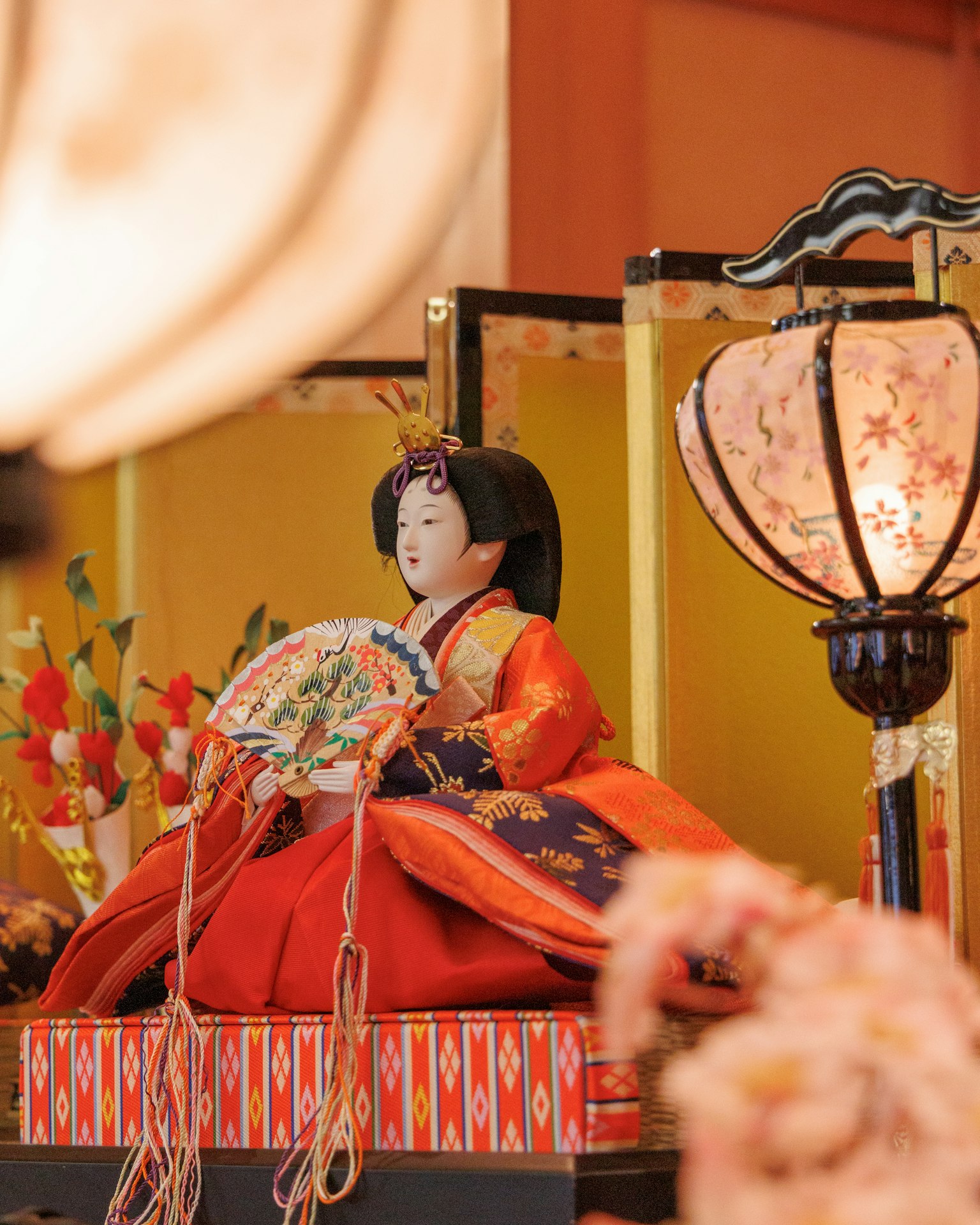 雏祭娃娃与五彩缤纷的背景装饰