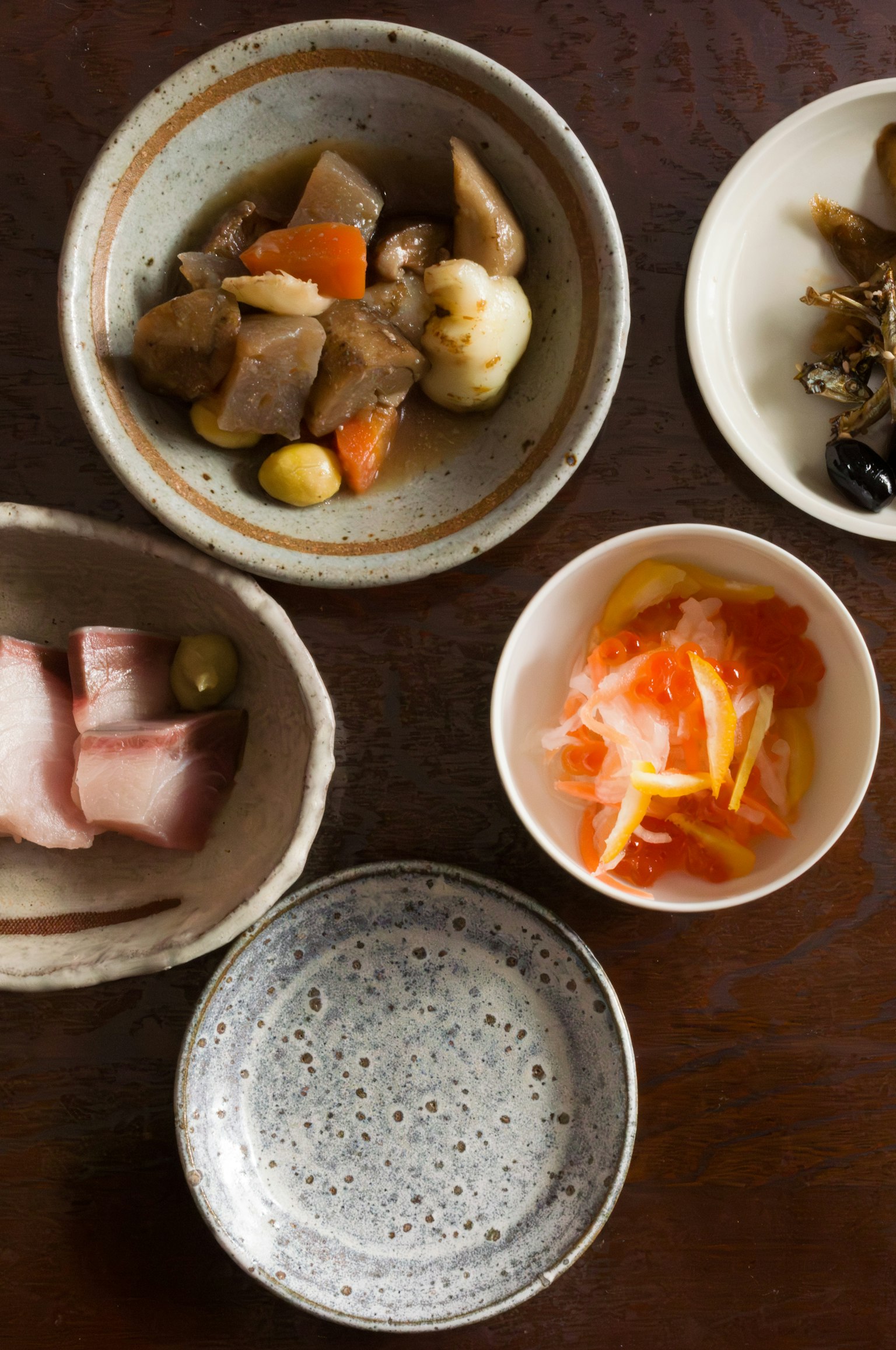 Un assortiment de plats japonais présenté dans des bols élégants