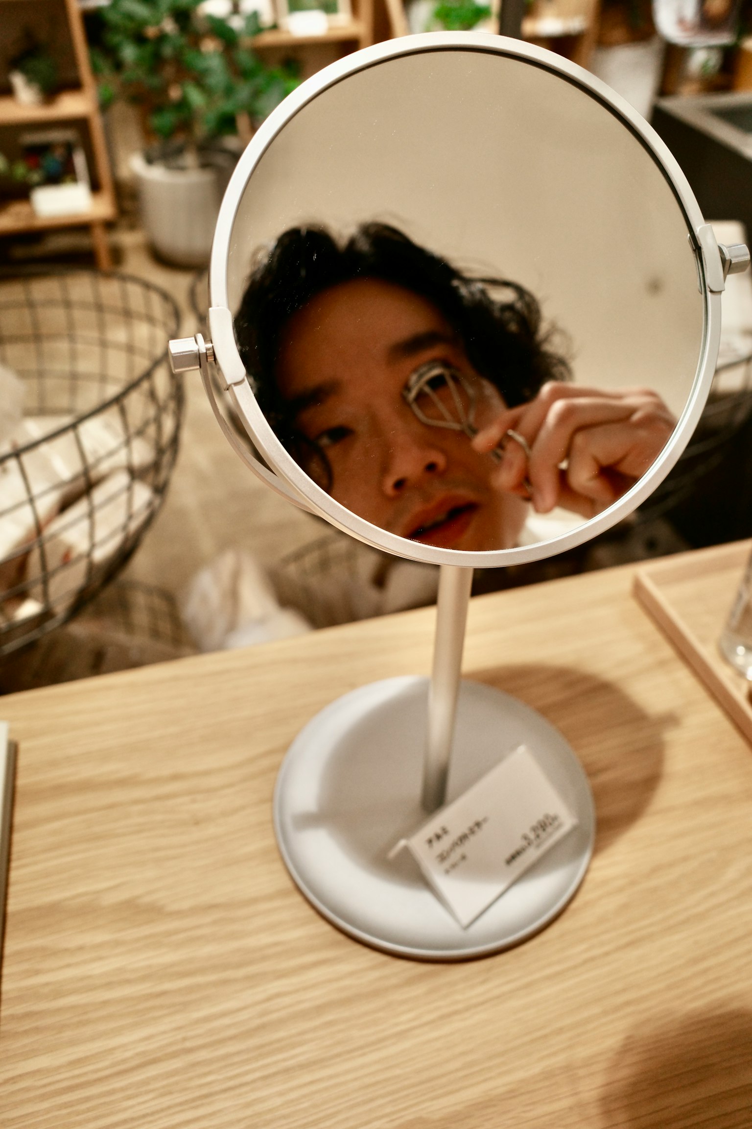 一名女性在镜子中看着自己