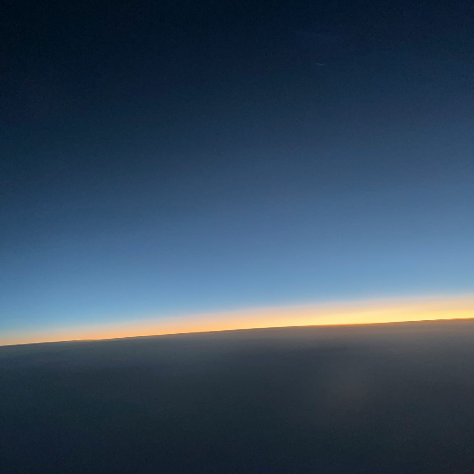 Cielo blu con sfumatura arancione del tramonto