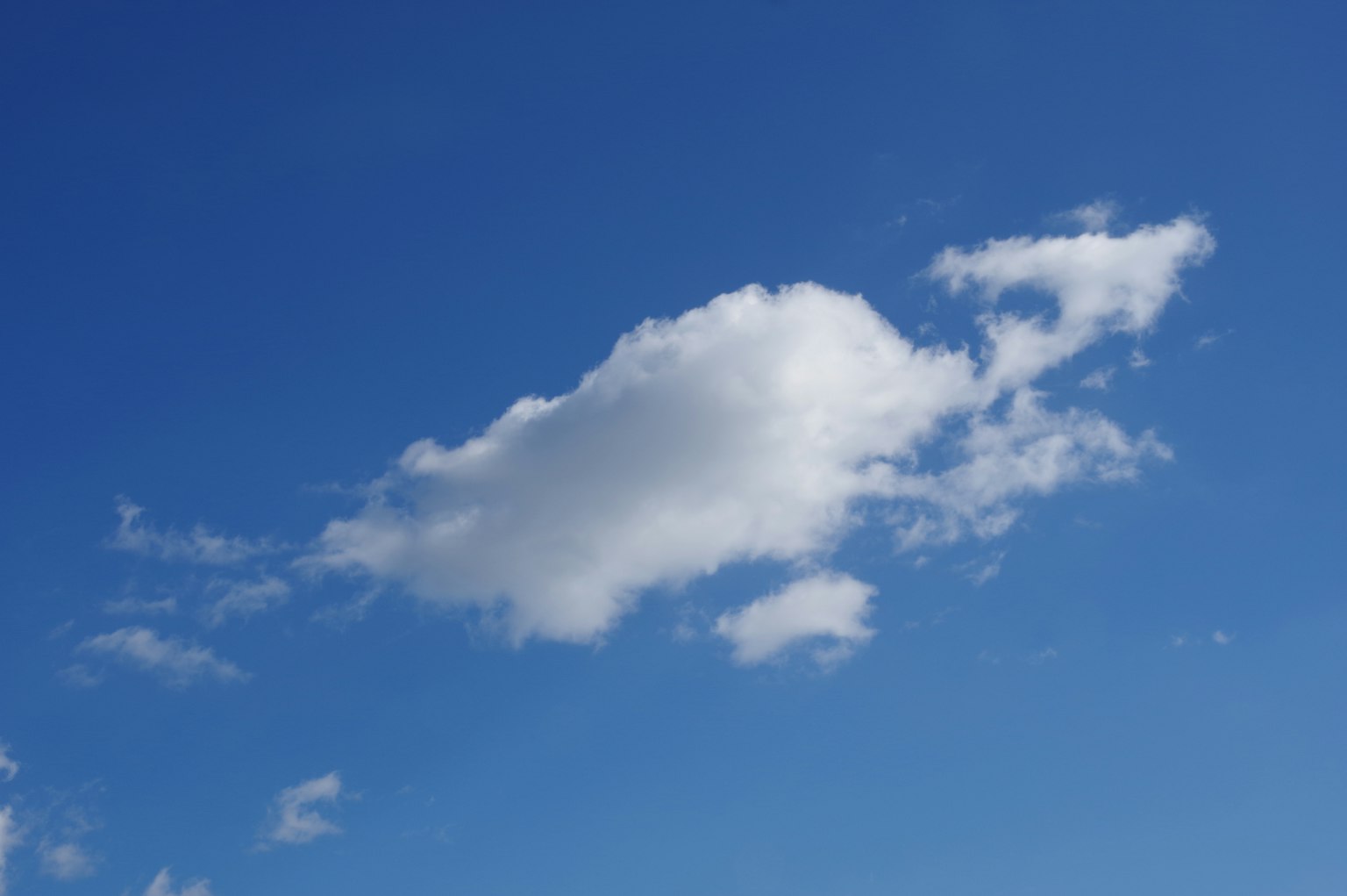 Una nuvola bianca che galleggia in un cielo blu