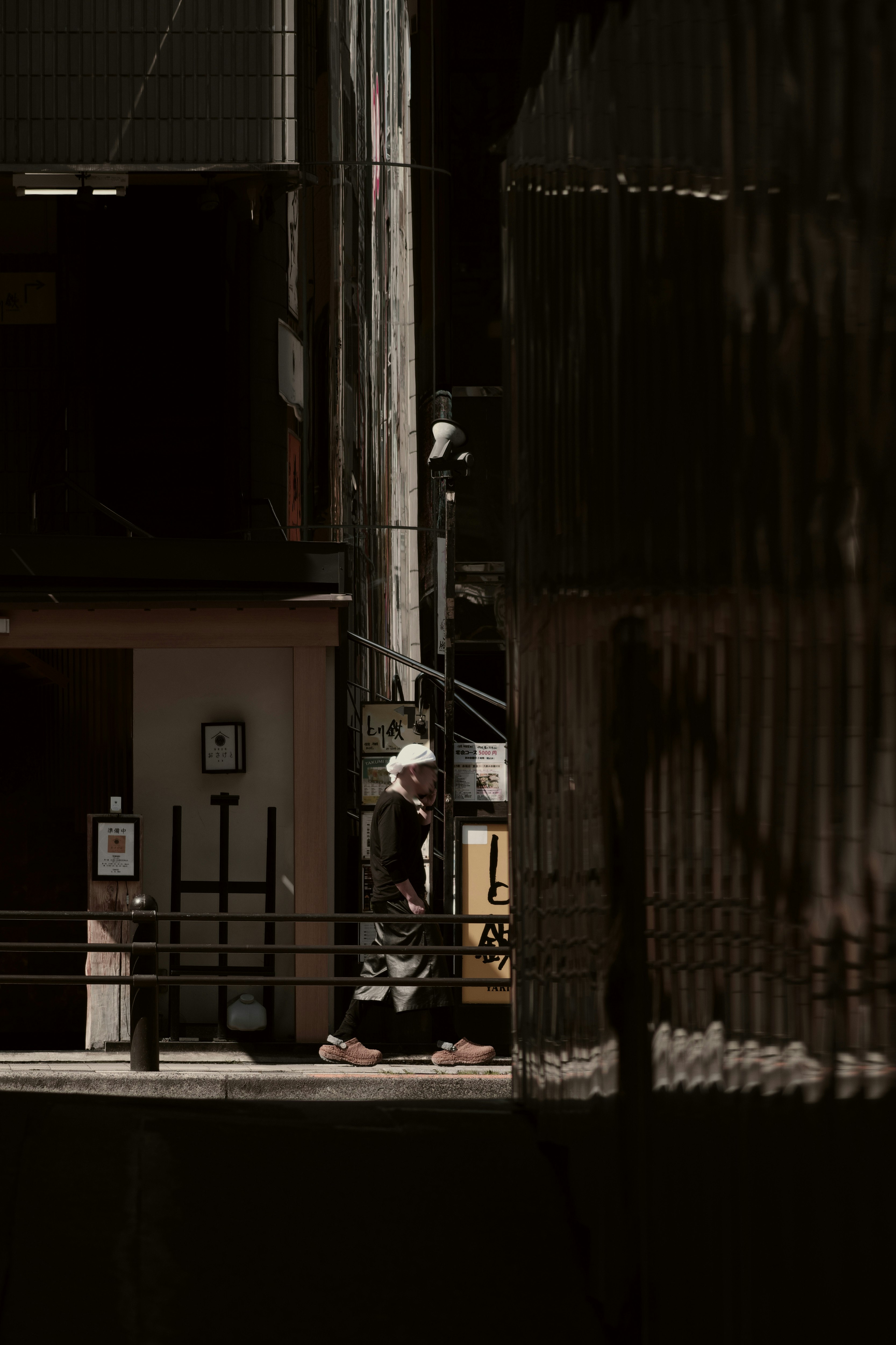路地の奥にある東京・赤坂通りの都市風景
