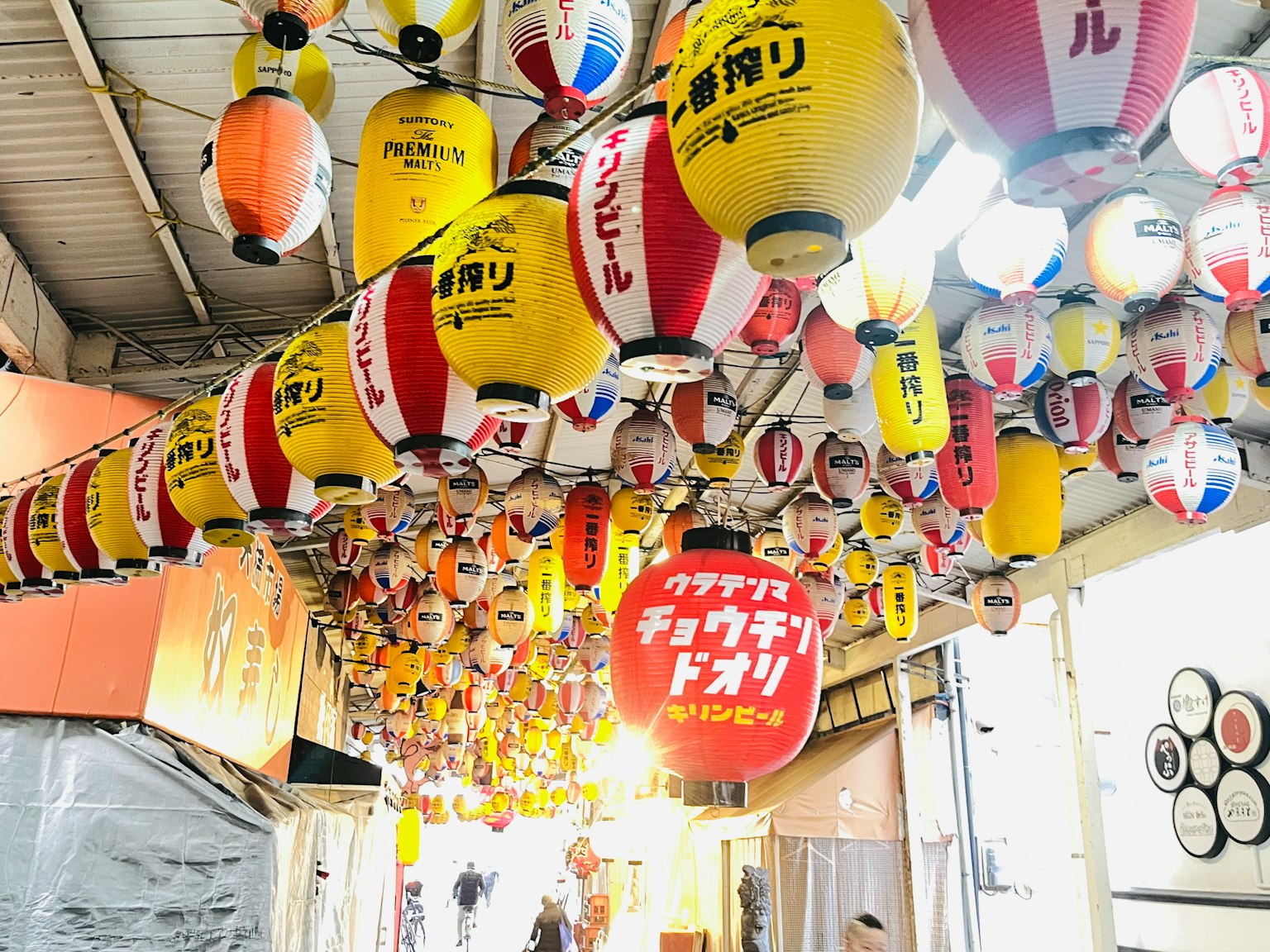 五彩繽紛的燈籠懸掛在商店街