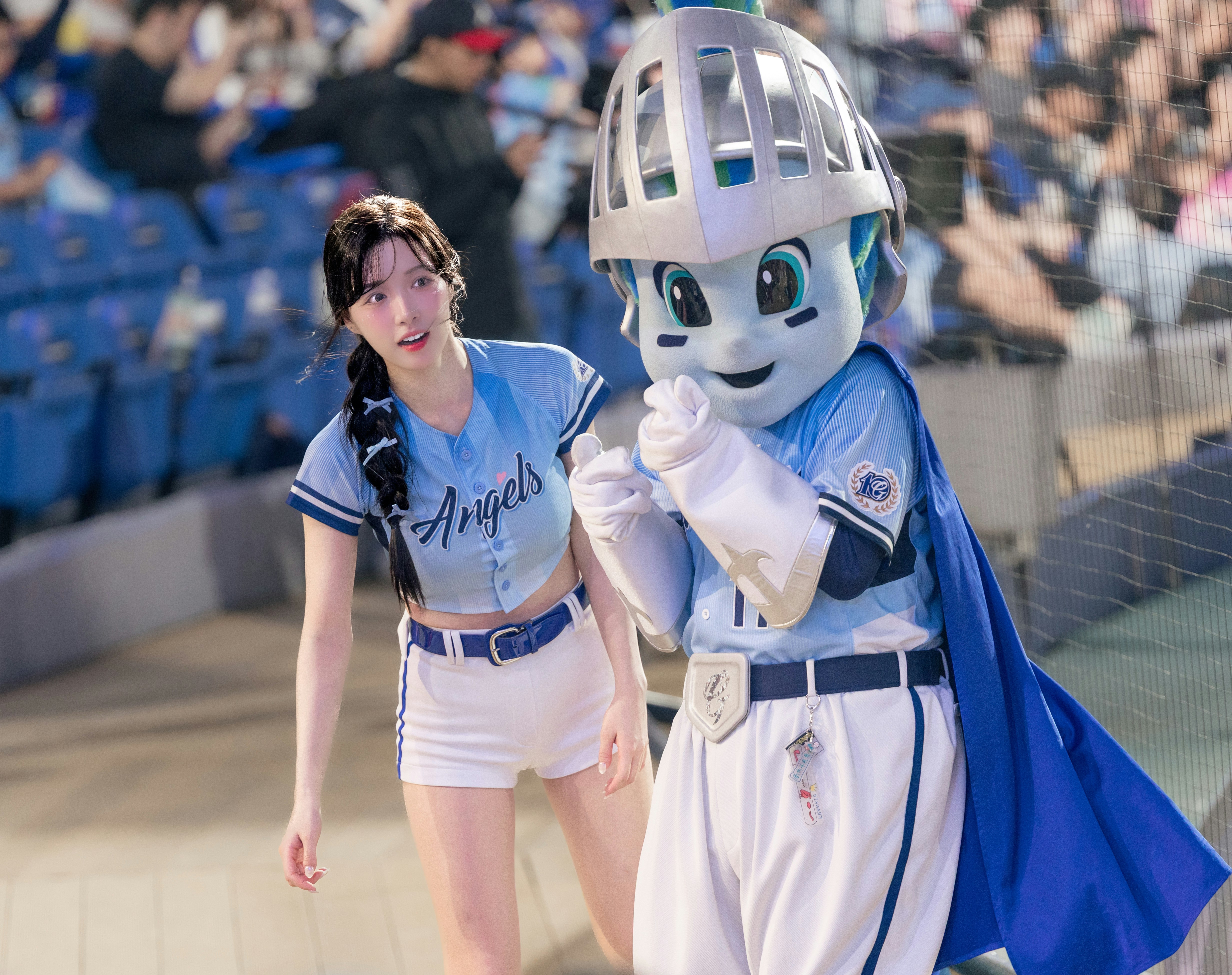 16 Mei, Hao-Chen dan maskot Fubon Guardians berdiri di depan penonton