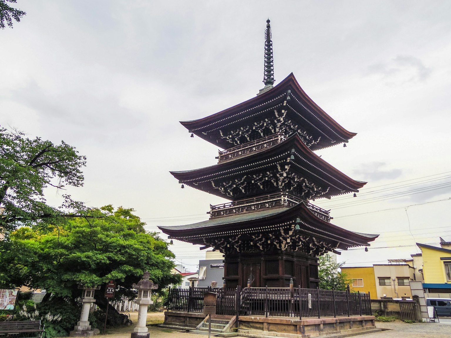 Tradizionale pagoda giapponese a cinque piani sotto un cielo nuvoloso