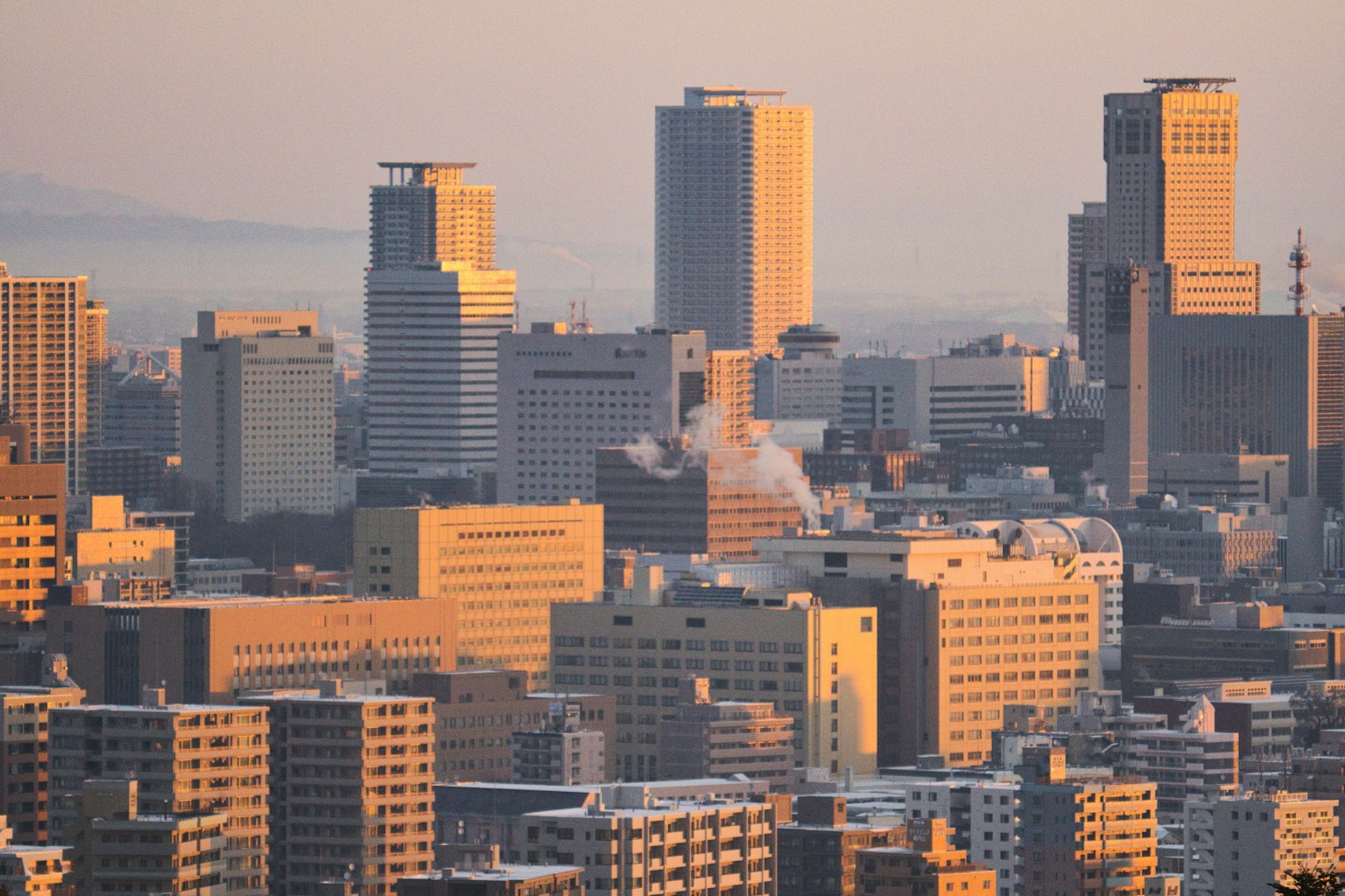 Skyline della città al tramonto con grattacieli