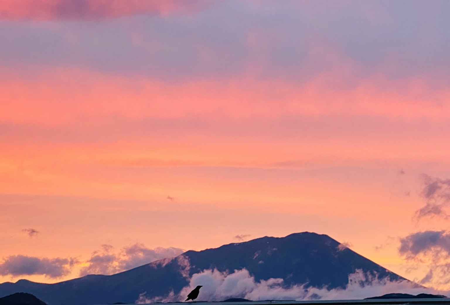 夕阳下山的轮廓与生动的天空