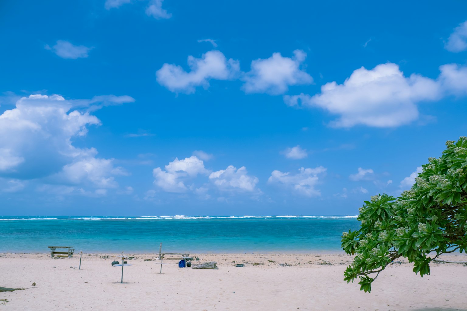 Vista di spiaggia con cielo blu e nuvole bianche