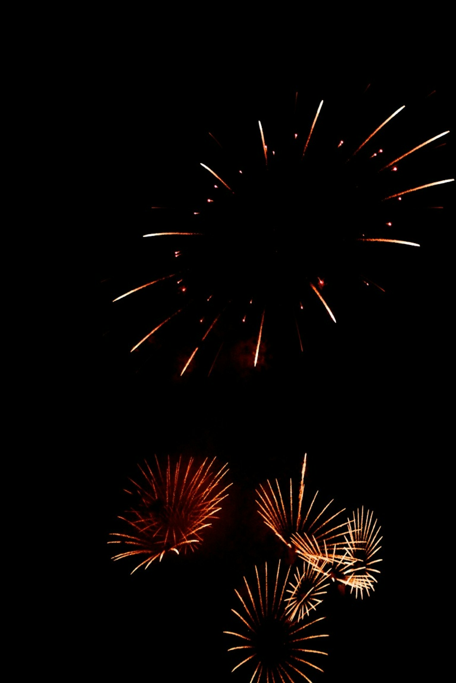 Fuochi d'artificio dorati che esplodono su uno sfondo nero