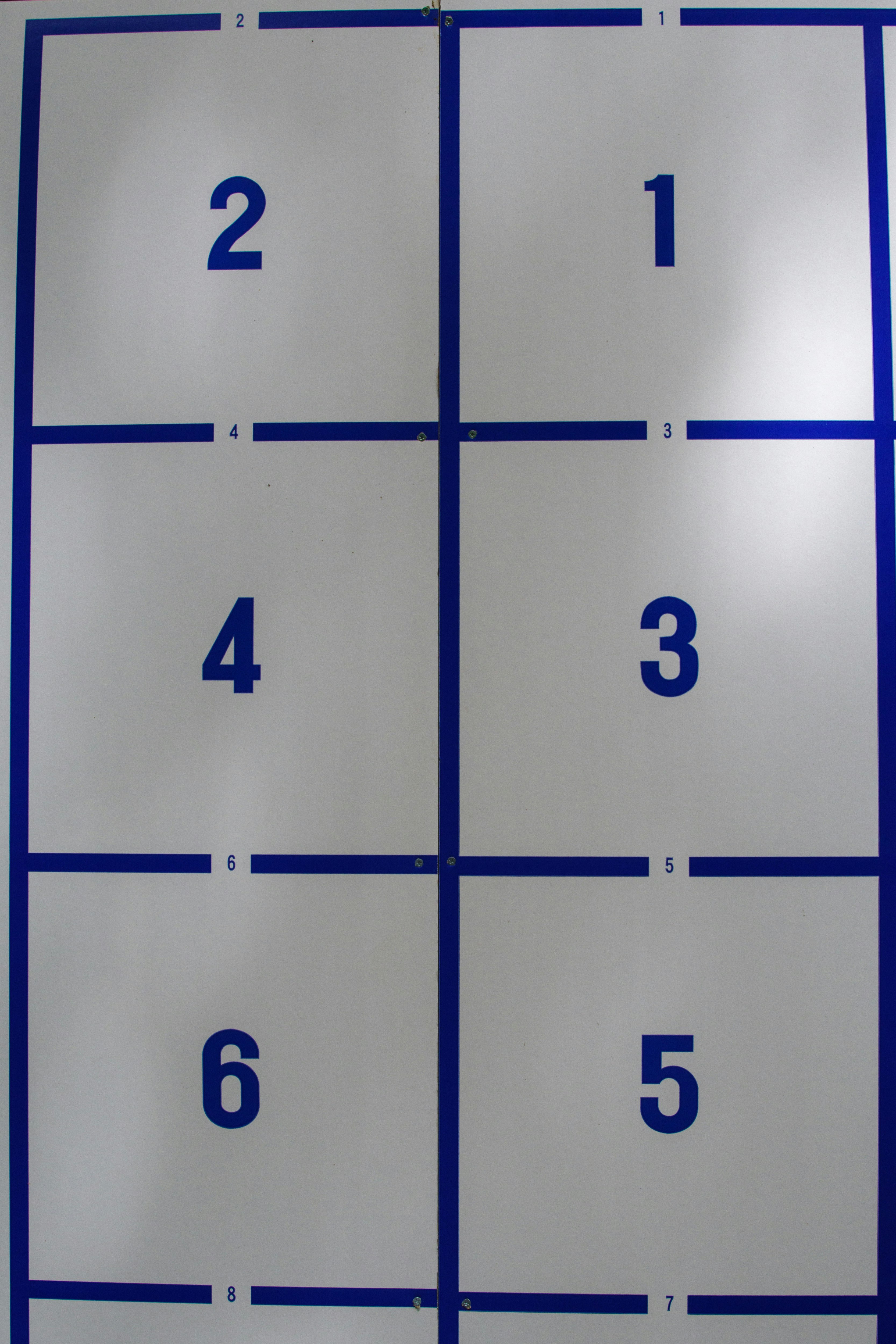 数字の掲示板に区切られた番号枠