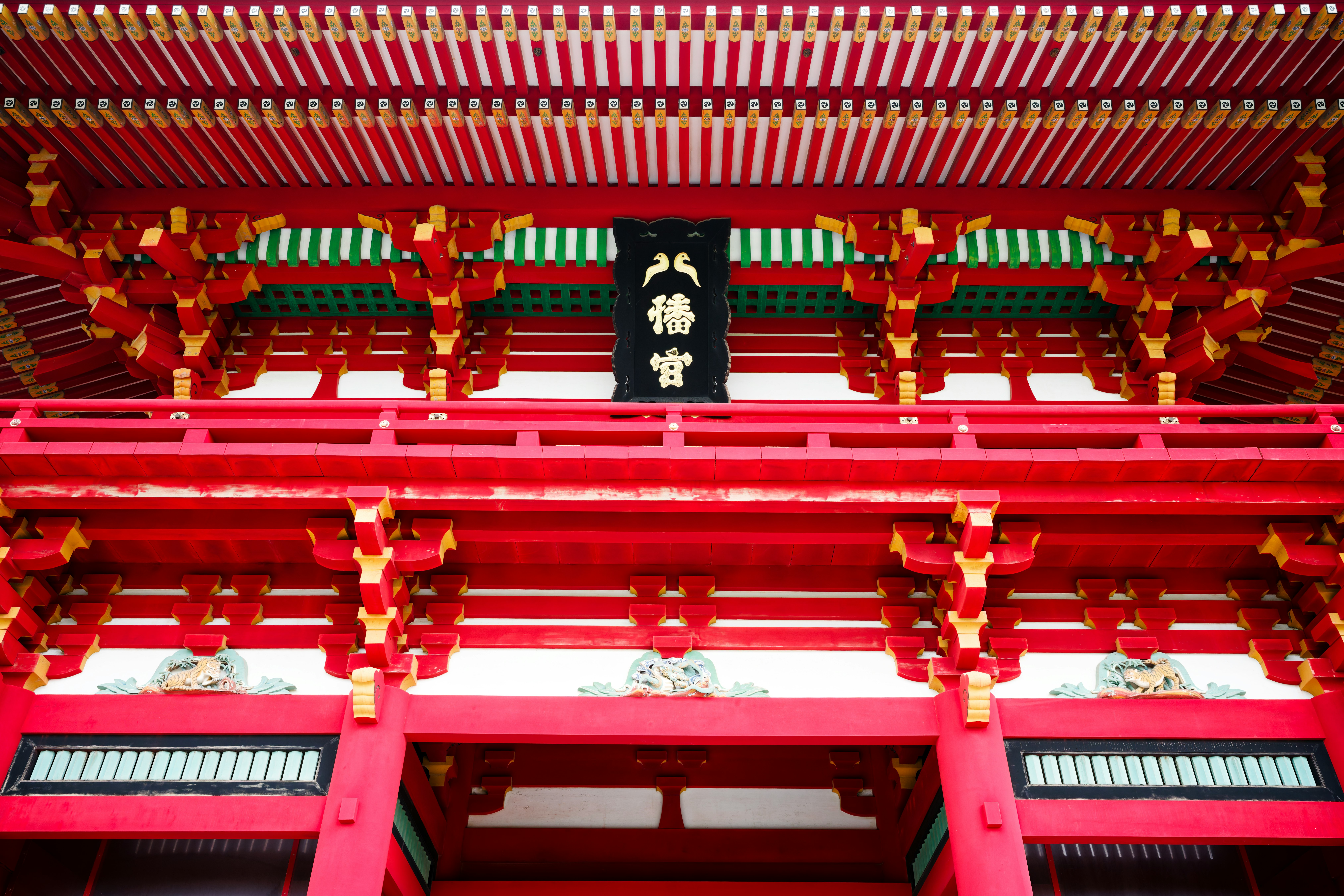 暗い背景にシンプルなデザインのグラフィック