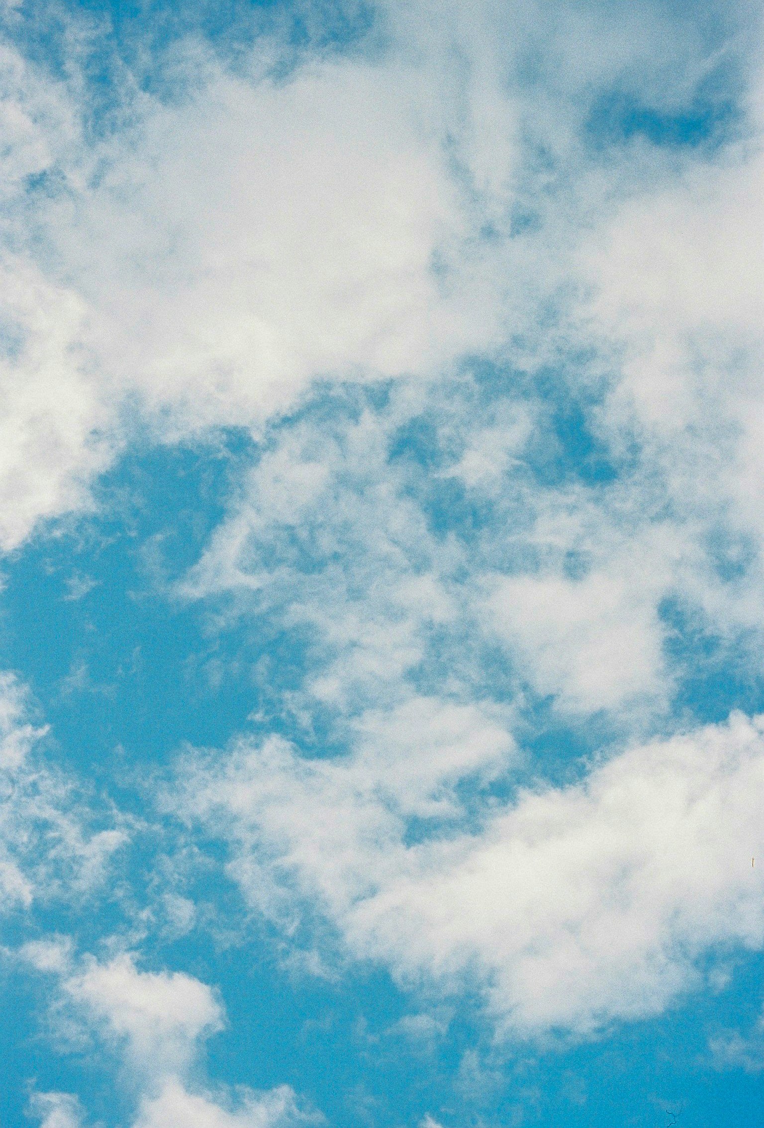 Hermosa vista de un cielo azul con nubes blancas