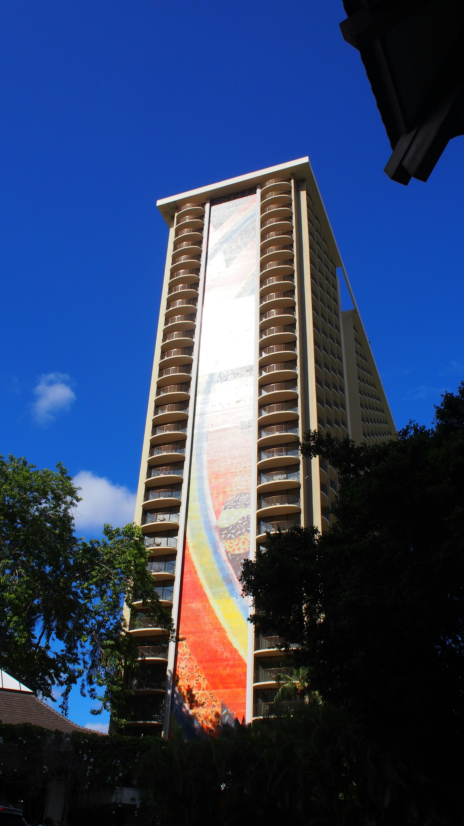 Grand bâtiment avec une grande bannière colorée affichée
