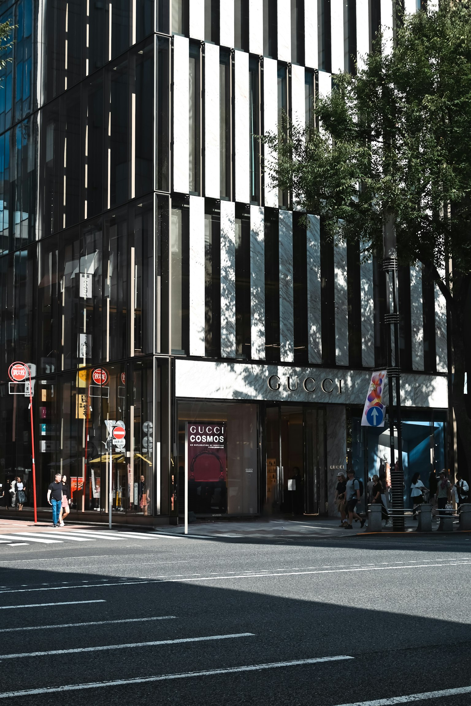 Moderne Gebäudefassade mit Straßenansicht