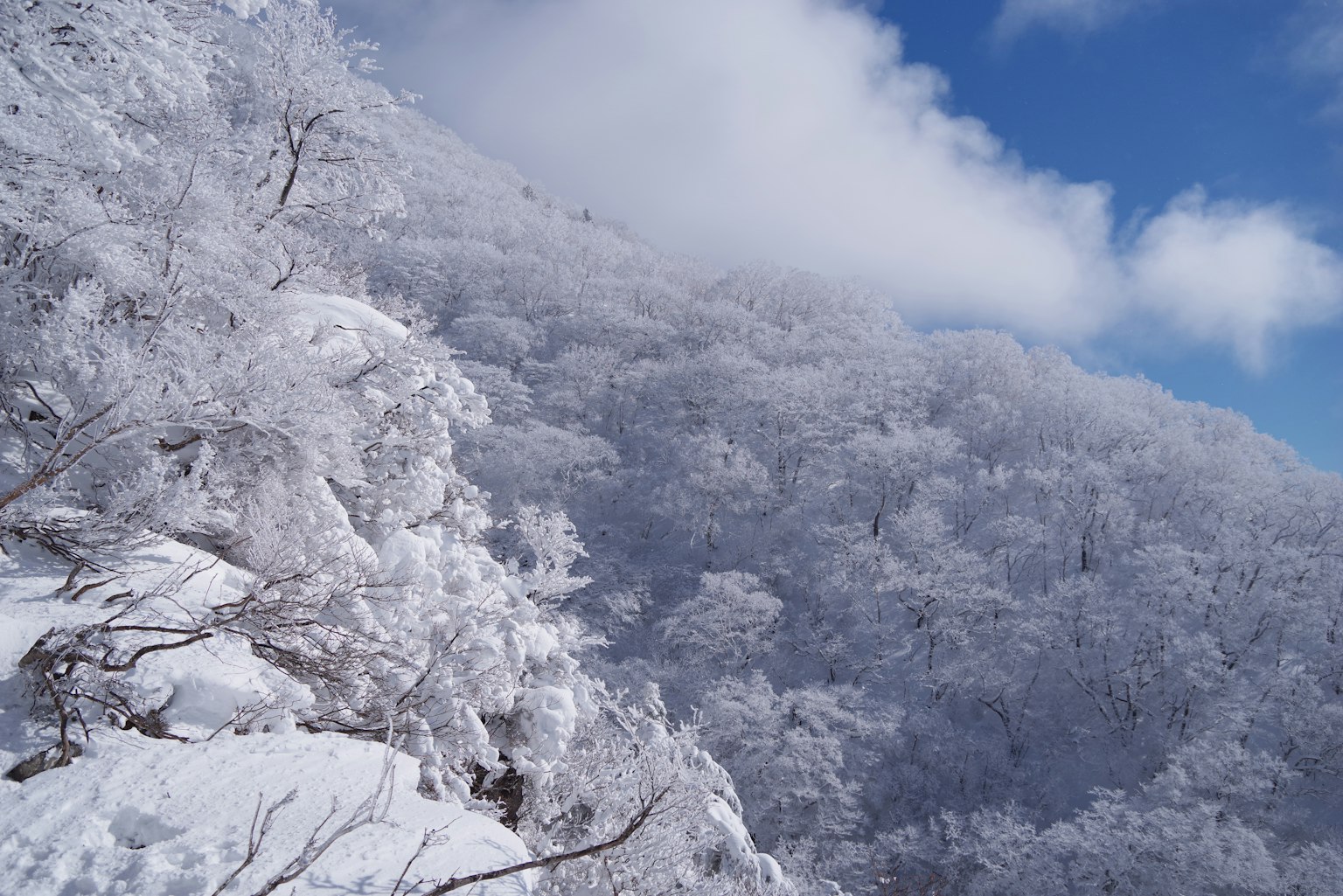 雪覆盖的山脉景观与蓝天