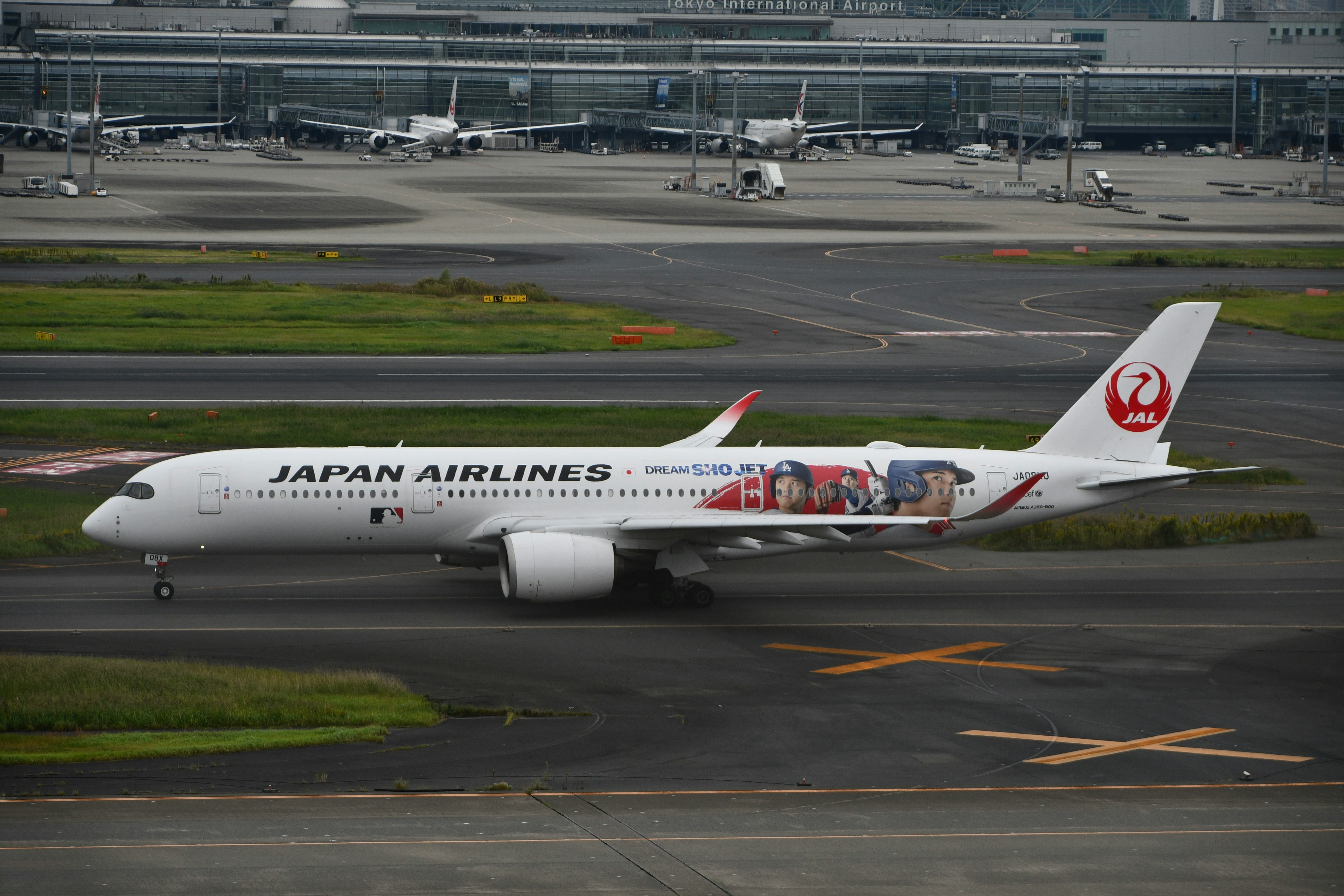 日本航空客機在機場跑道上
