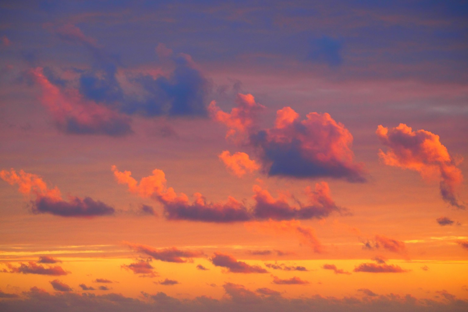 Nuages colorés dans un ciel au coucher du soleil