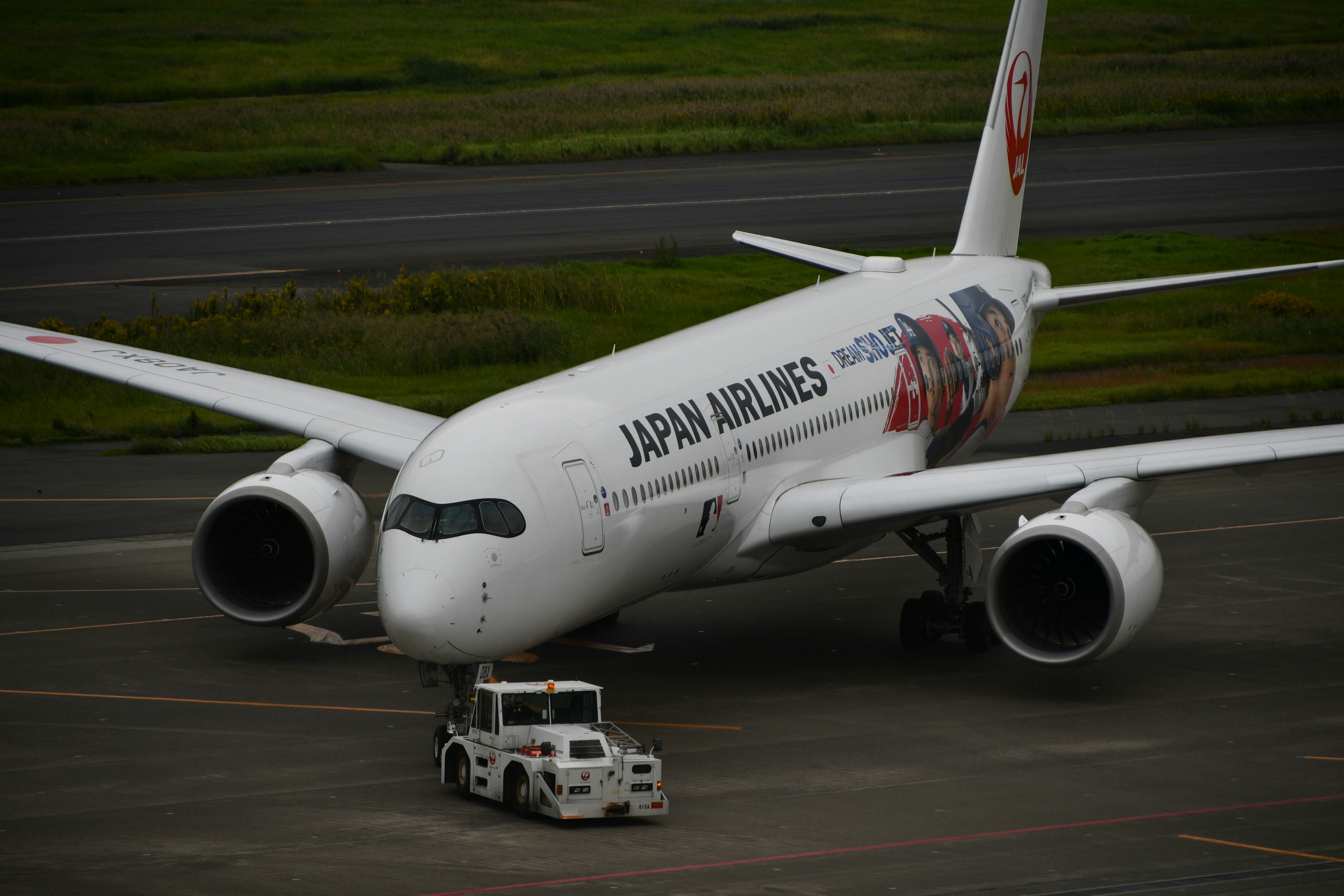 日本航空客机停在跑道上，地勤保障车辆