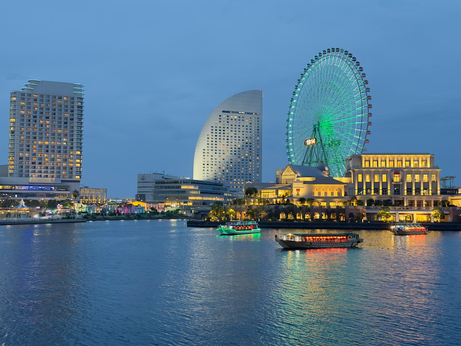 Yokohama Skyline mit Riesenrad und Ufer