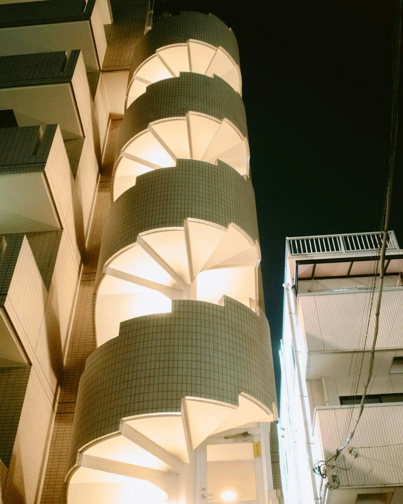 夜间建筑独特的螺旋楼梯设计