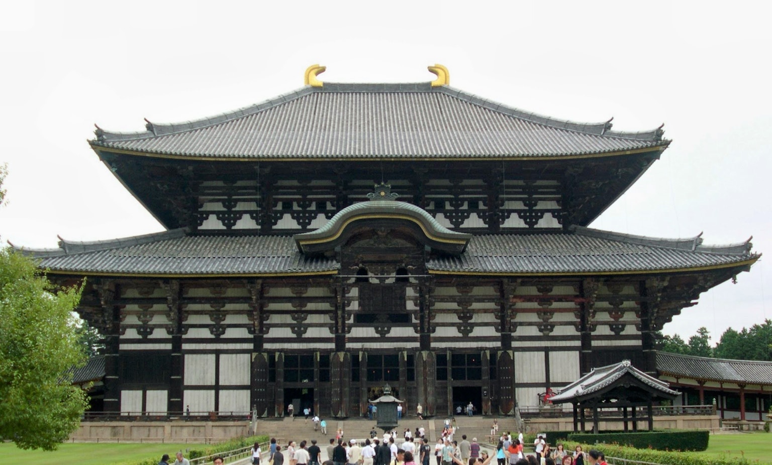 สถาปัตยกรรมที่ยิ่งใหญ่ของ Daibutsuden ที่ Todai-ji พร้อมผู้เยี่ยมชม