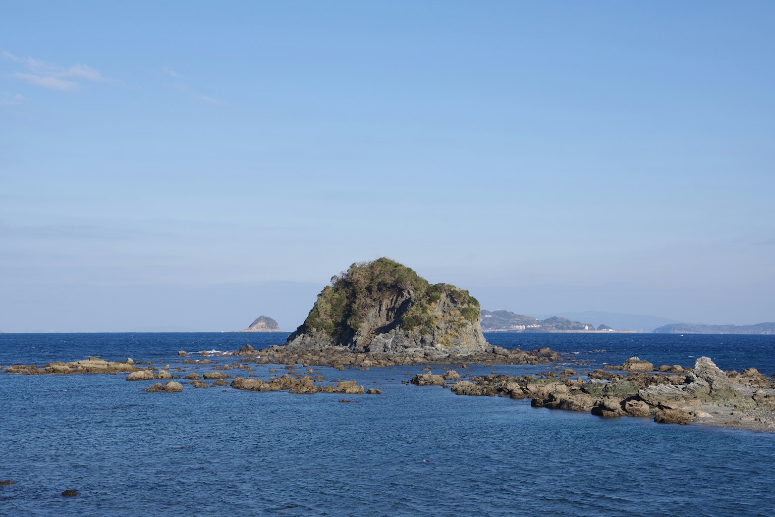 Vista panoramica di un'isola con coste rocciose nel mare blu