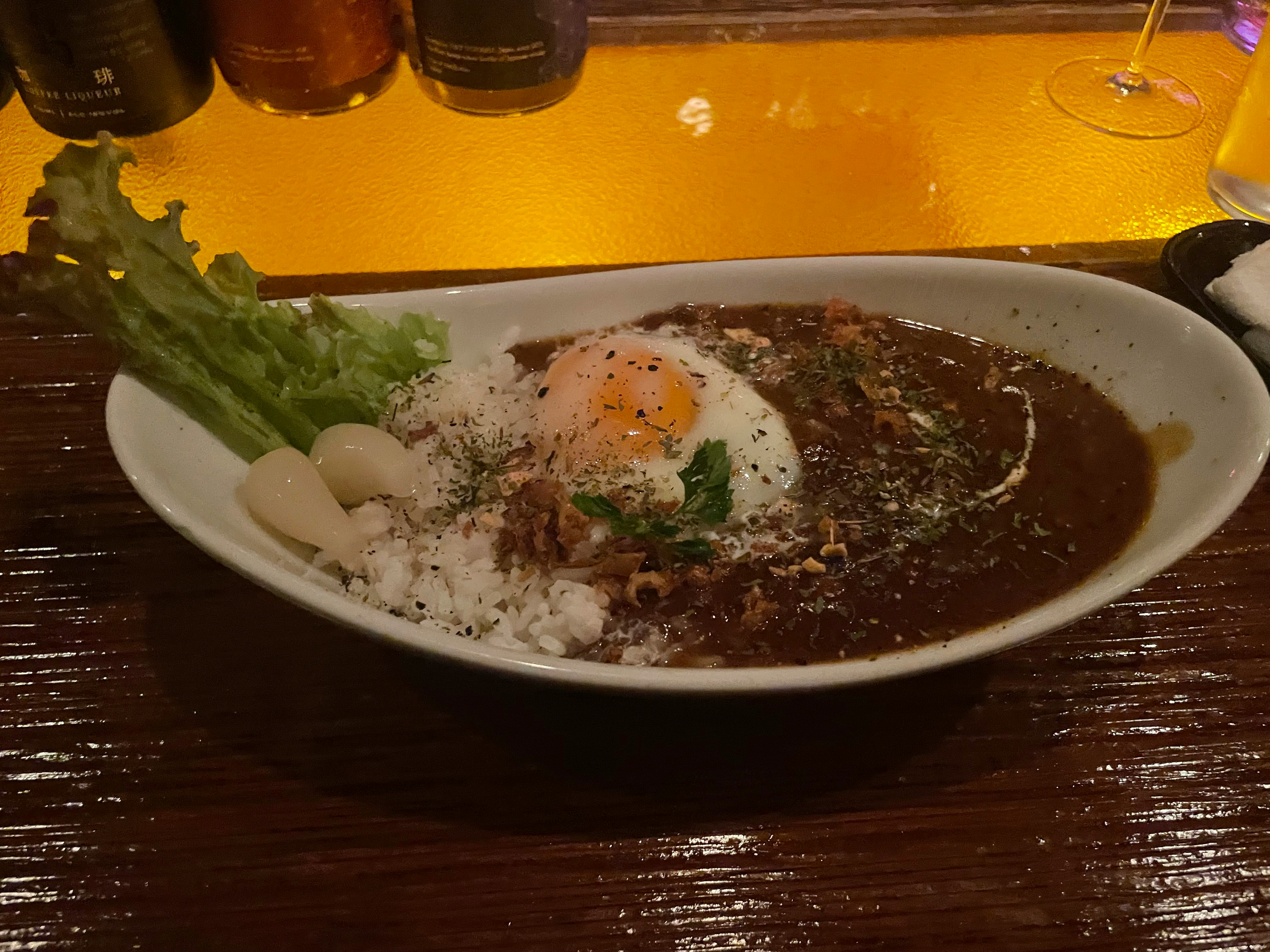 カレーと温玉がのった皿の食卓