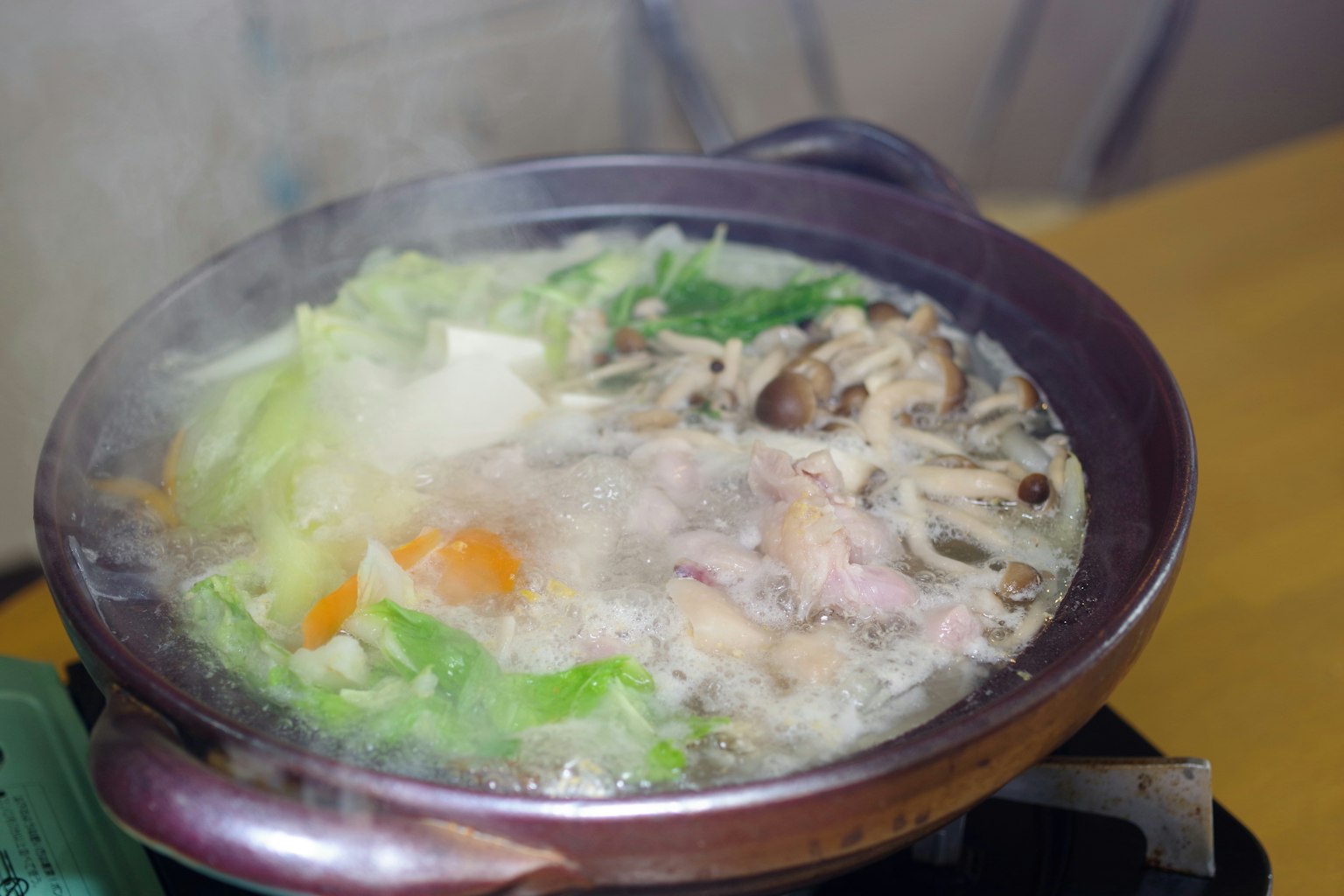 จานหม้อร้อนที่มีผักและเนื้อ