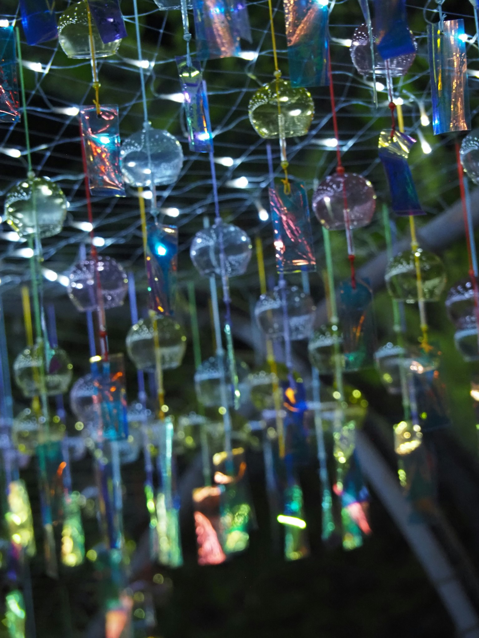Campanelli colorati appesi in un'installazione artistica
