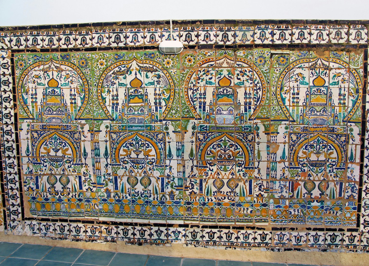 Mural decorativo colorido con intrincados diseños de arcos