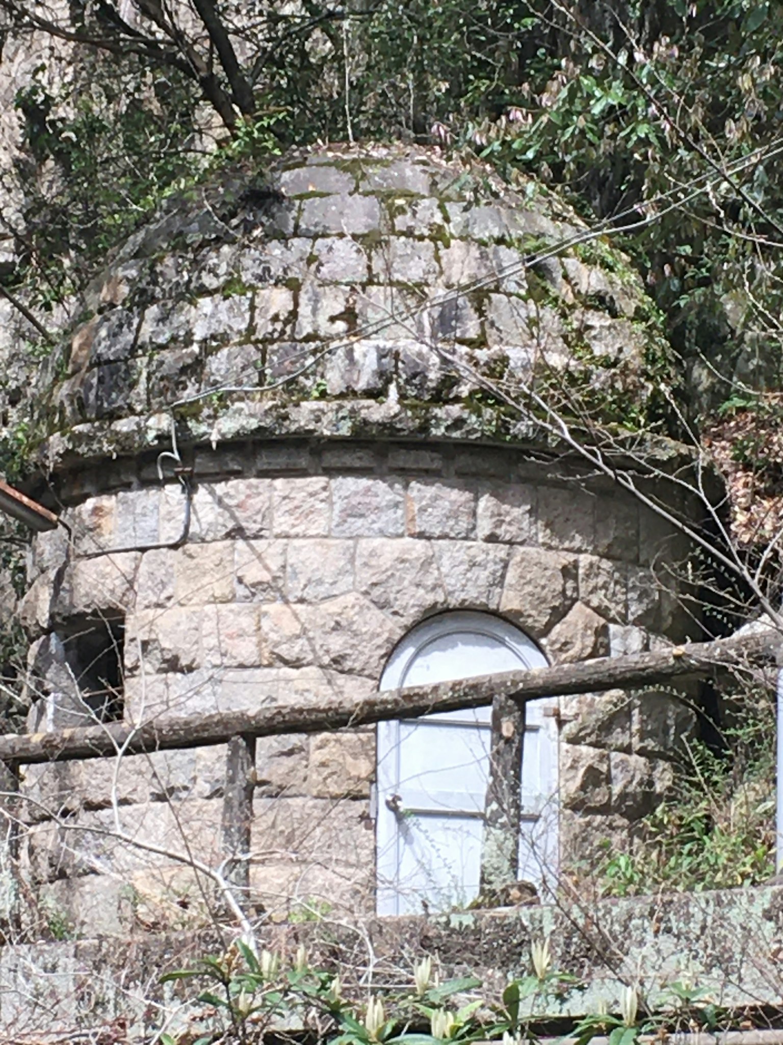 長滿苔蘚的石頭小屋，圓頂屋頂