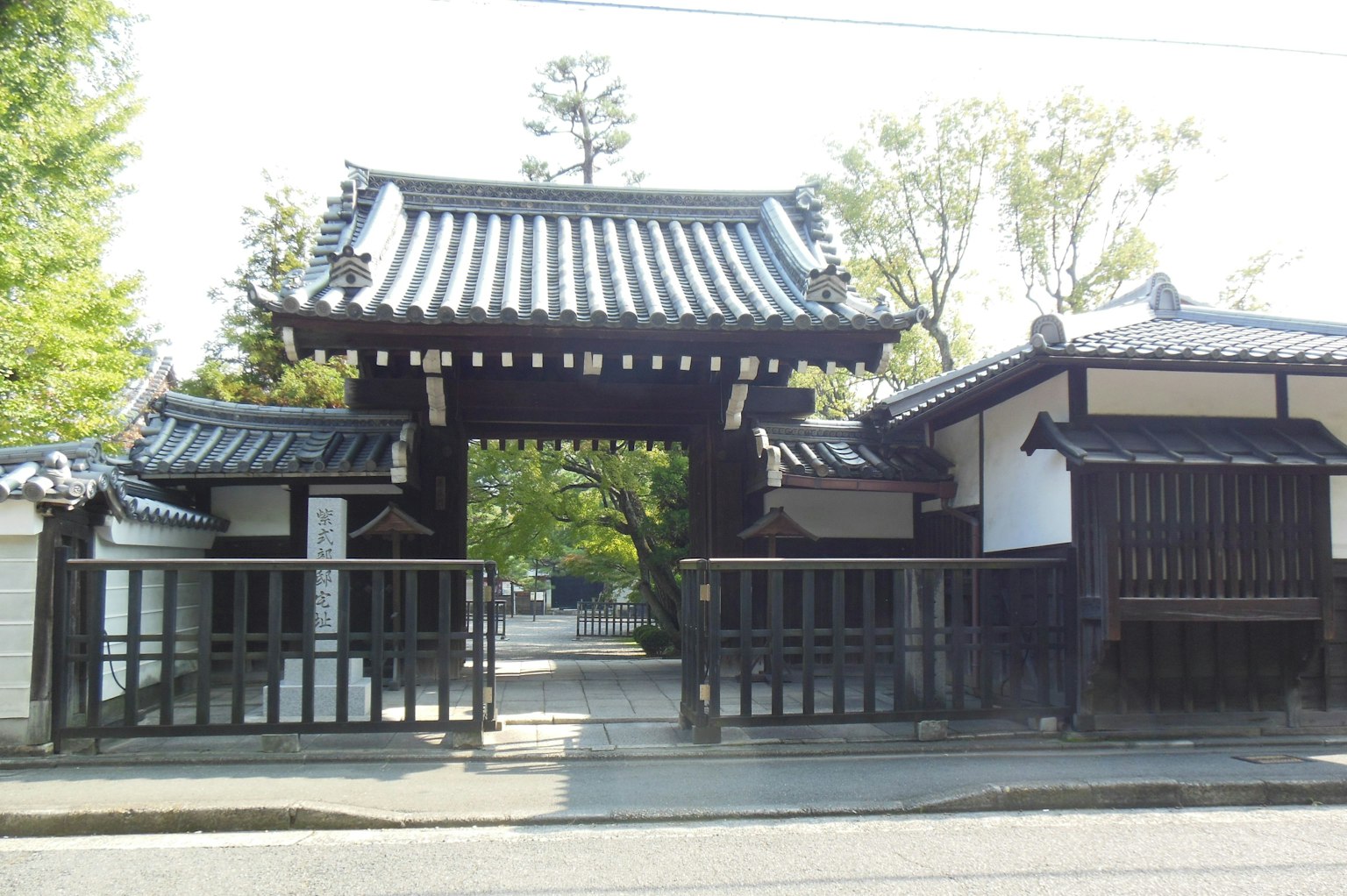 Traditionelles japanisches Tor mit schwarzem Dach und weißen Wänden