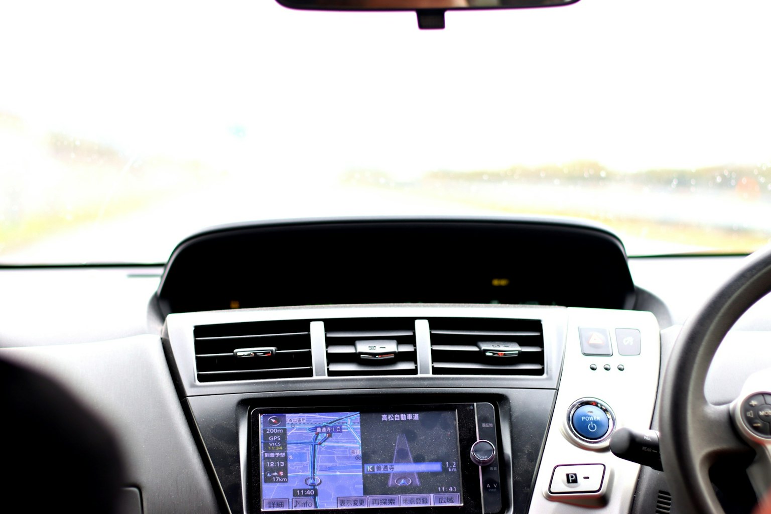 Vista interior de un coche centrada en el sistema de navegación y el tablero
