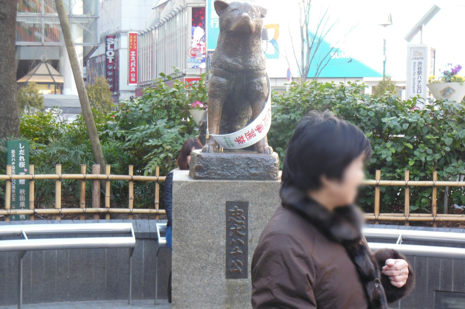 Statua di Hachiko a Shibuya con una donna