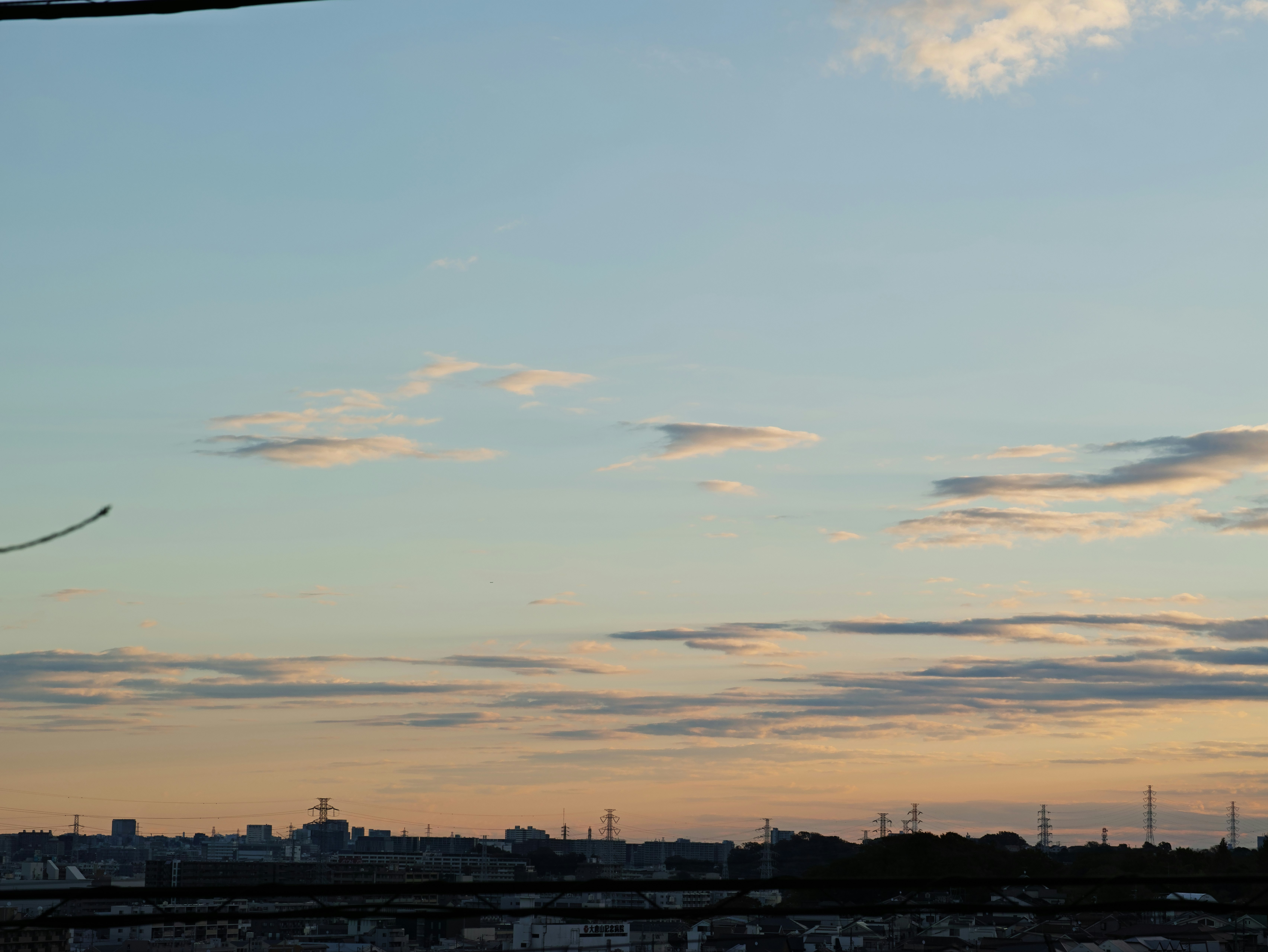 夕暮れの空と遠くの街並み