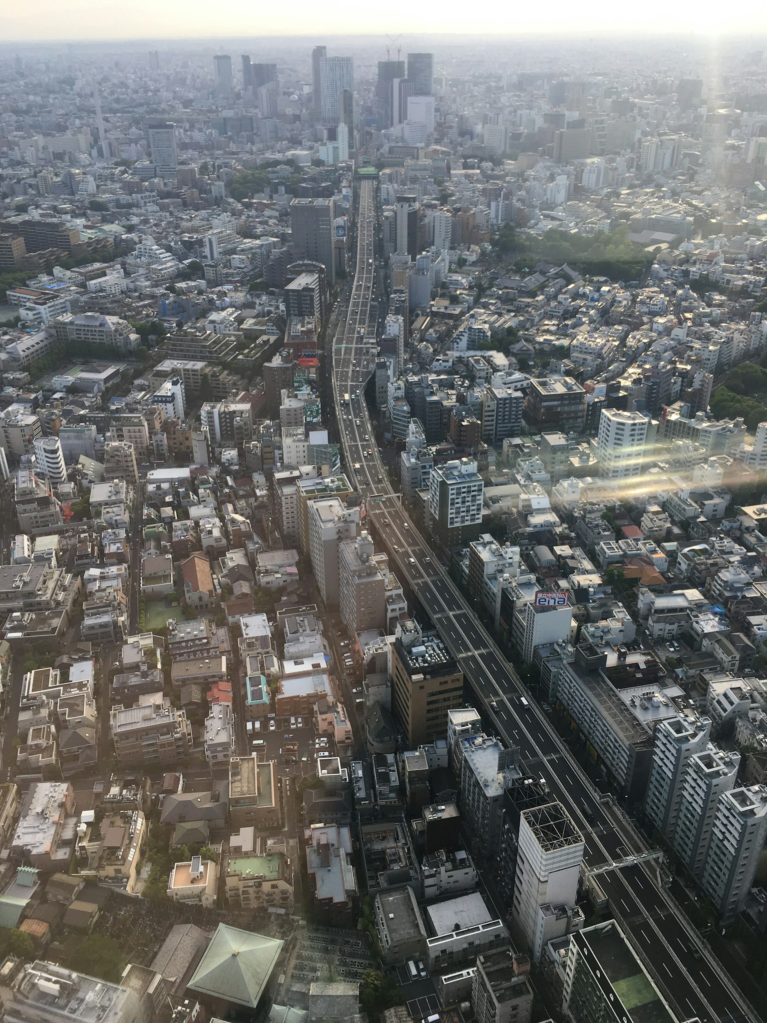 Vista aérea de los rascacielos de Tokio y el paisaje urbano