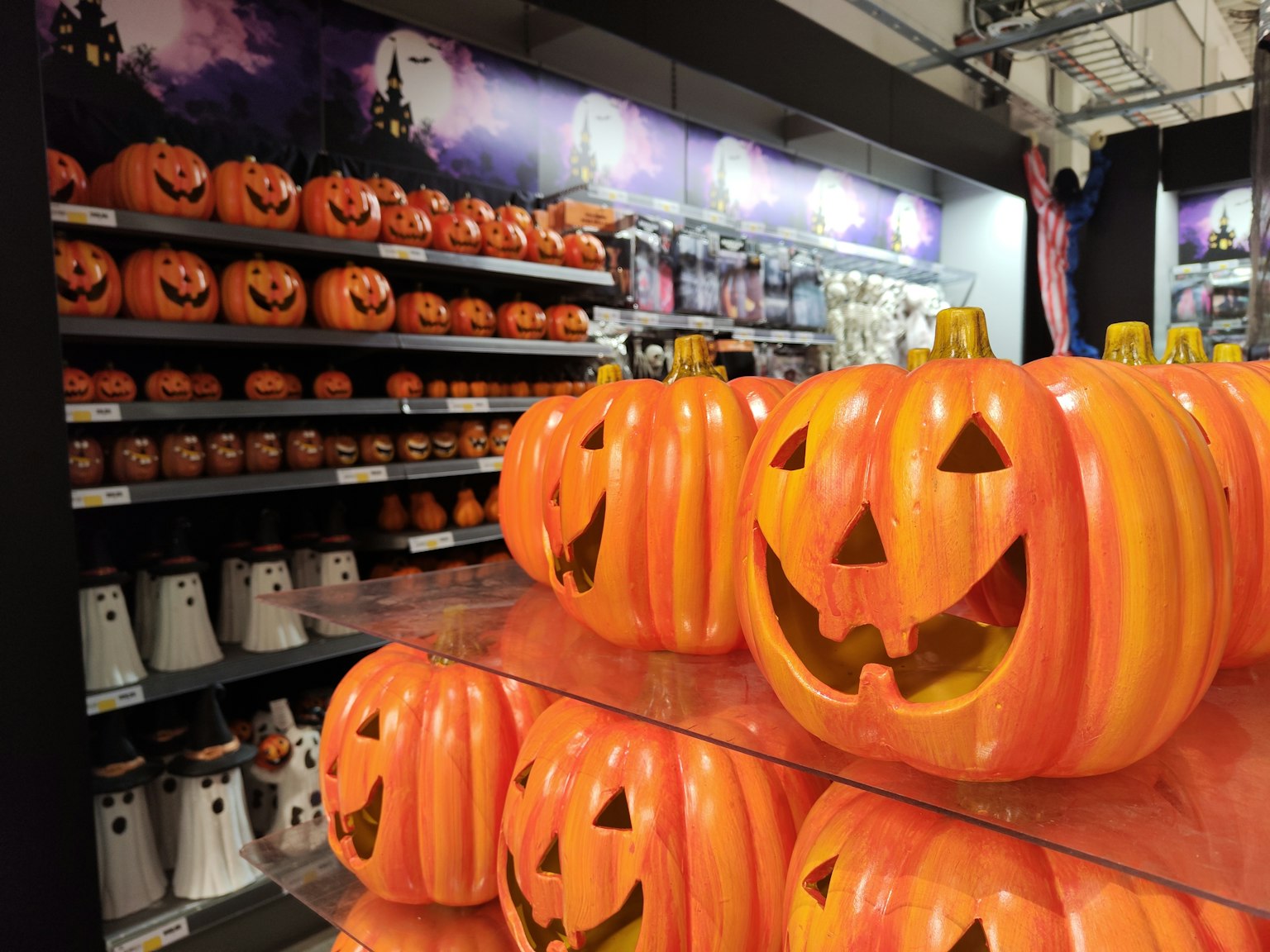 Trưng bày trang trí bí ngô Halloween trong một cửa hàng