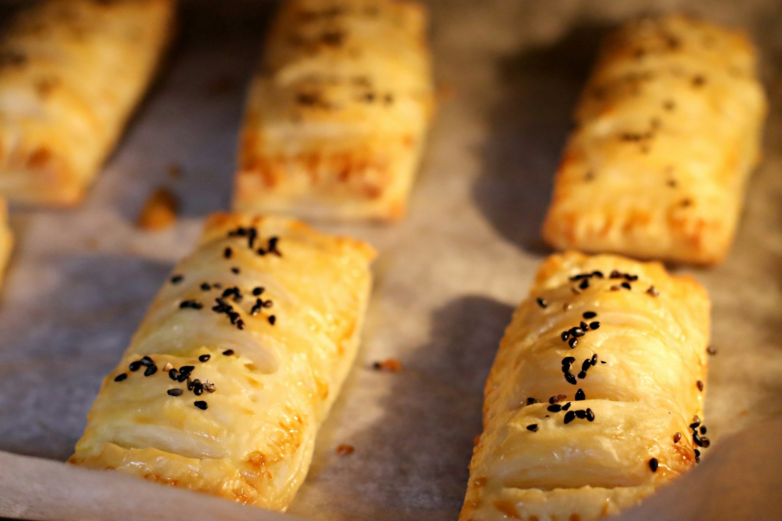Pasta sfoglia appena sfornata guarnita con semi di sesamo nero