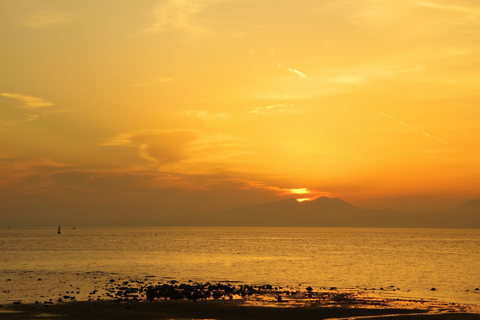 美丽的海上日落，金色色调