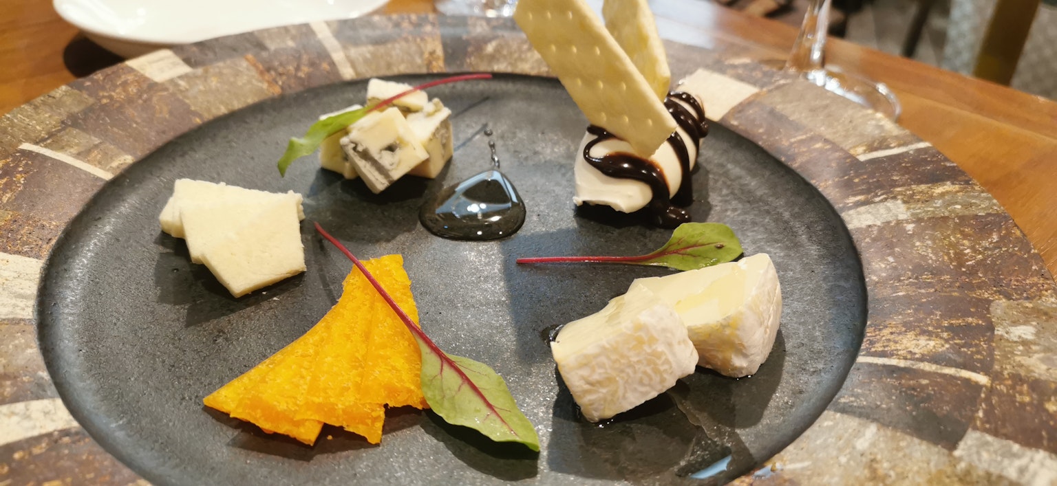 Món ăn gourmet được trình bày nghệ thuật trên đĩa đen