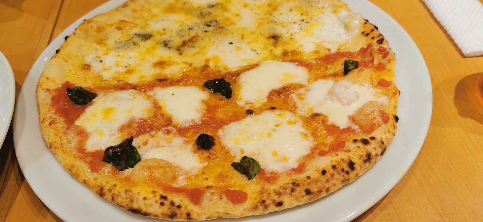 Une pizza avec deux types divisés en deux avec du fromage et des garnitures