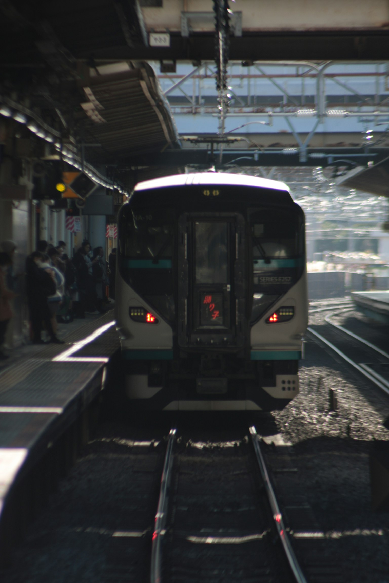 Tampak depan kereta di stasiun dengan penumpang