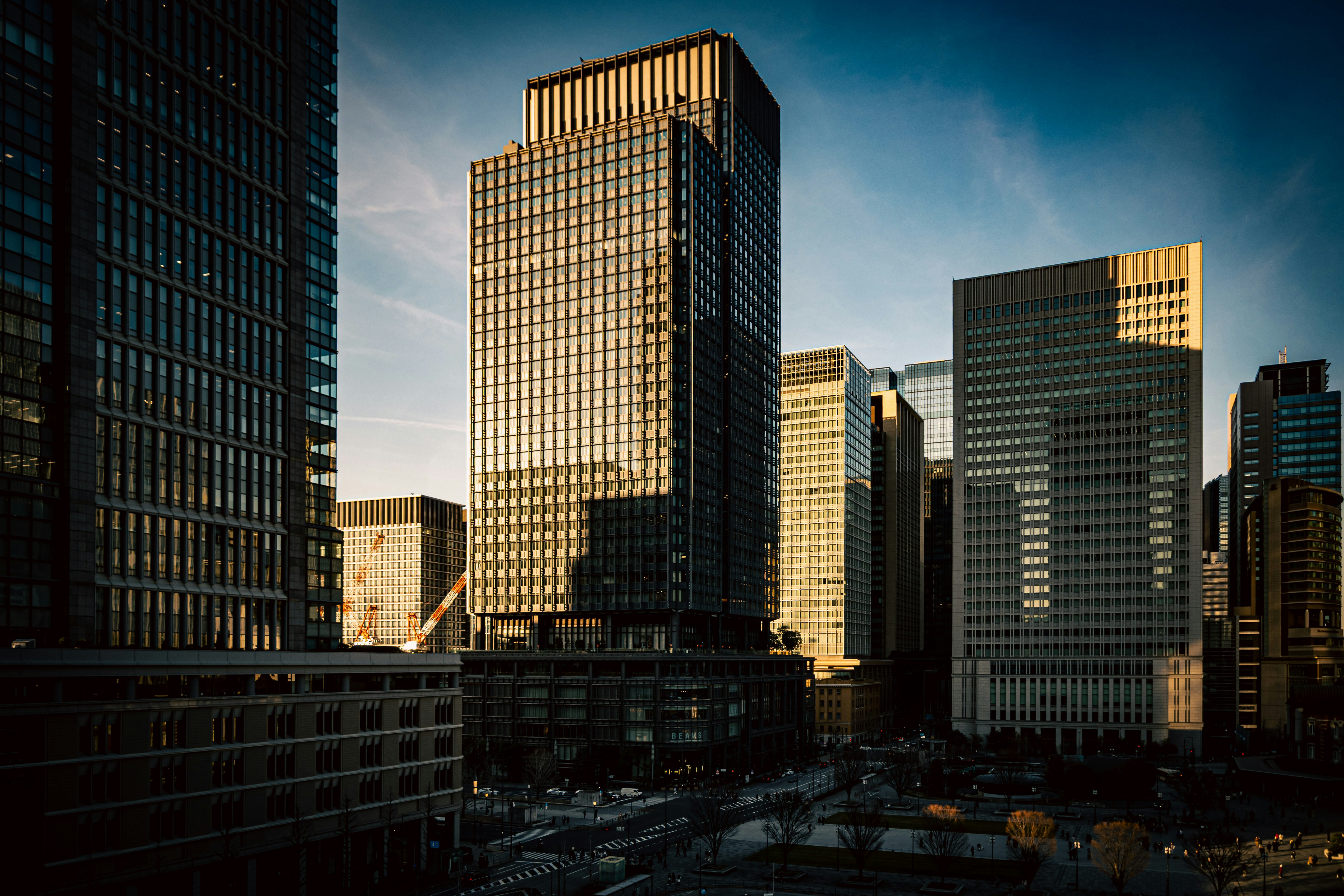 skyline urbano con alti edifici per uffici al crepuscolo